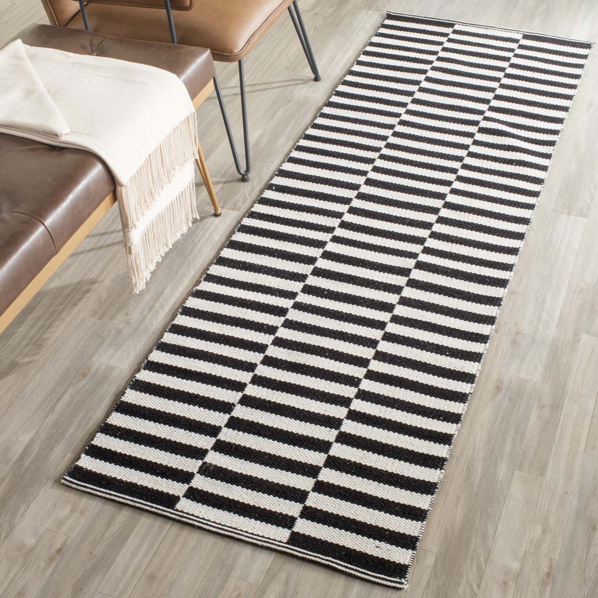 Safavieh Montauk 715 Rug, MTK715 - Ivory / Black