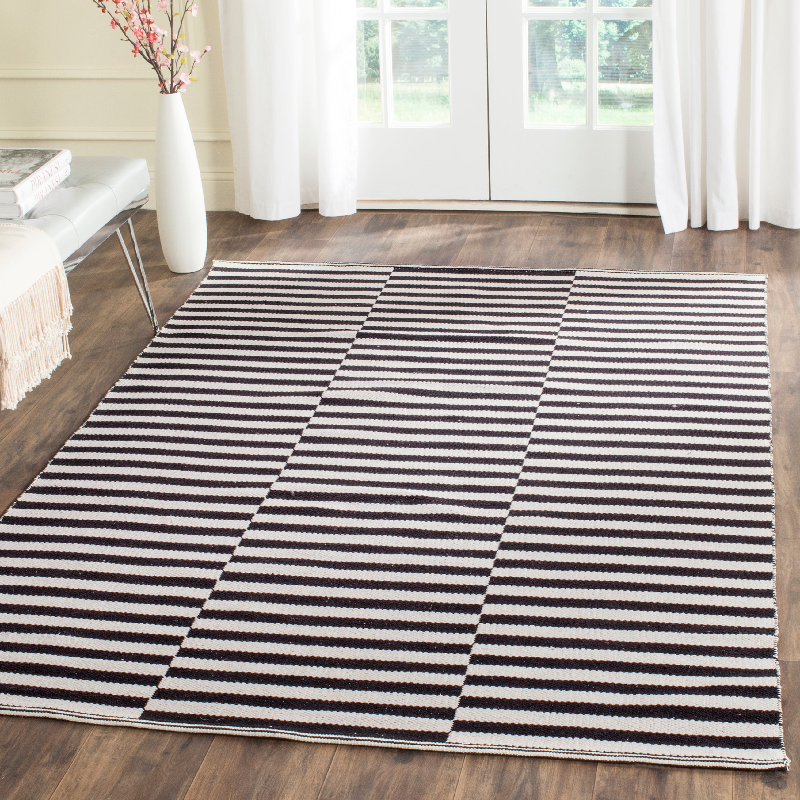 Safavieh Montauk 715 Rug, MTK715 - Ivory / Black