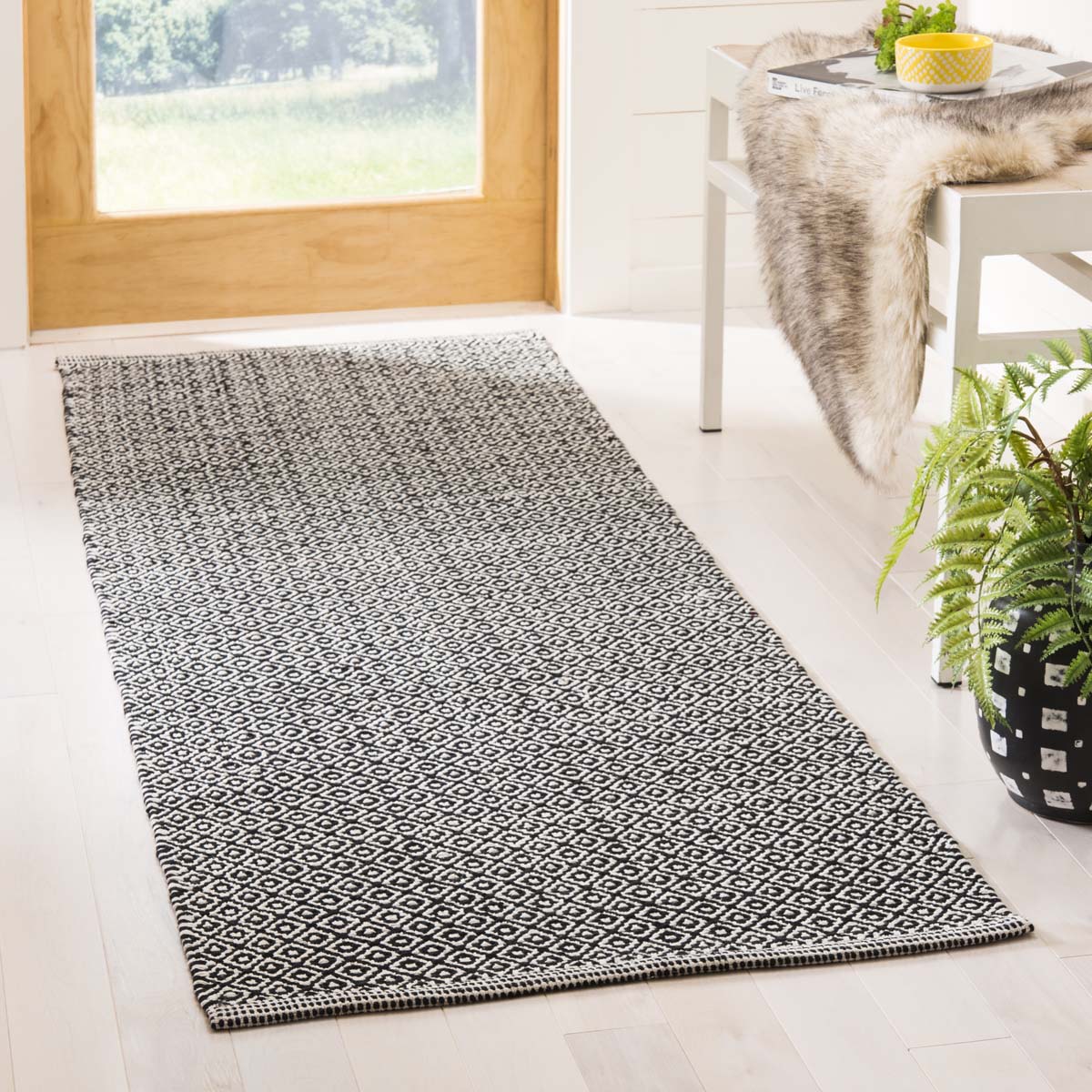Safavieh Montauk 717 Rug, MTK717 - Ivory / Black