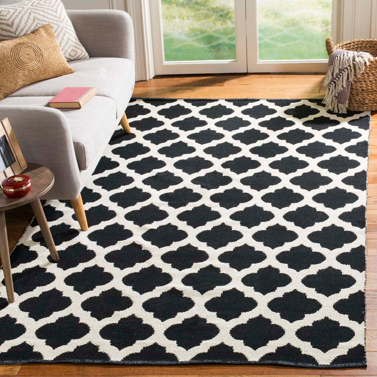 Safavieh Montauk 723 Rug, MTK723 - Black / Ivory