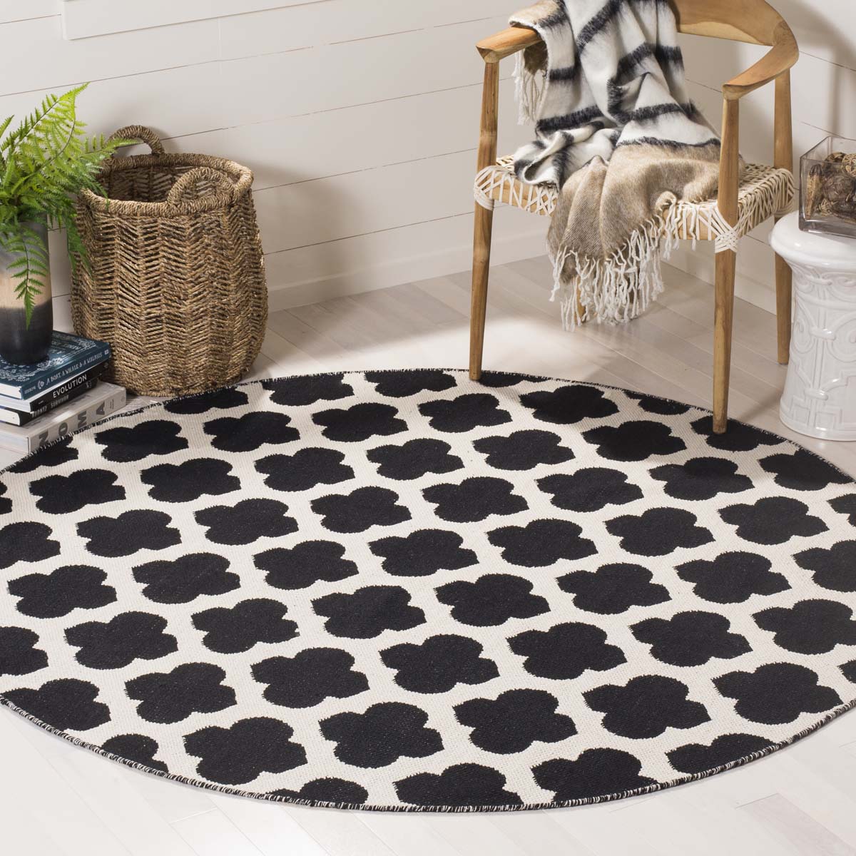 Safavieh Montauk 723 Rug, MTK723 - Black / Ivory