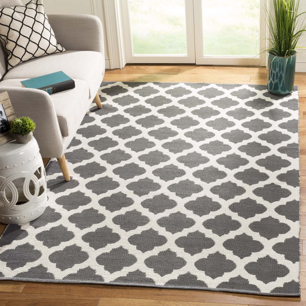 Safavieh Montauk 723 Rug, MTK723 - Dark Grey / Ivory