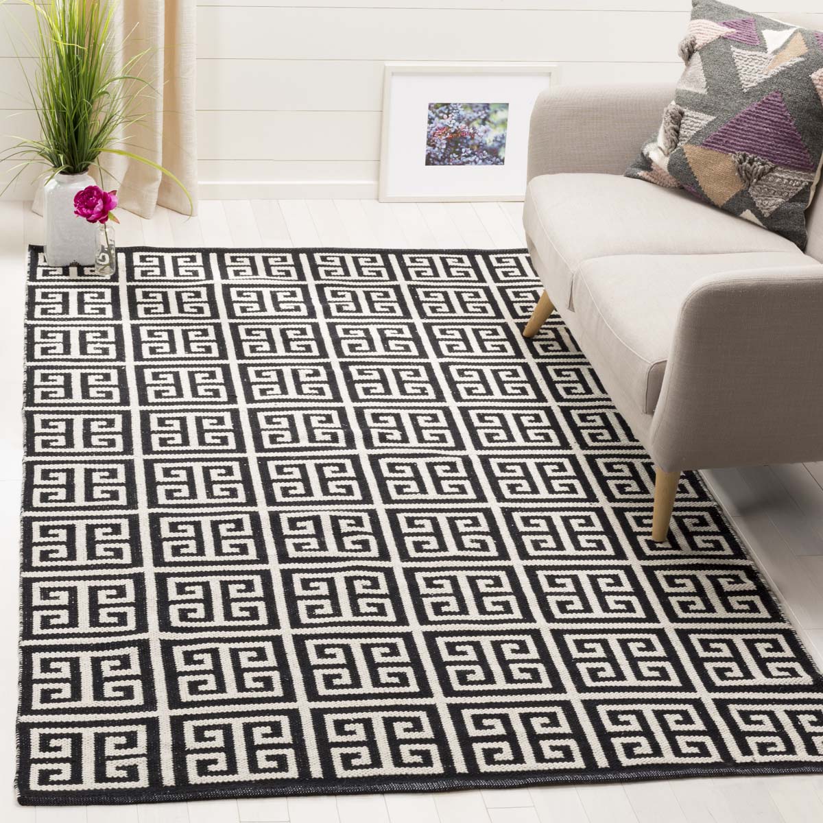 Safavieh Montauk 724 Rug, MTK724 - Black / Ivory