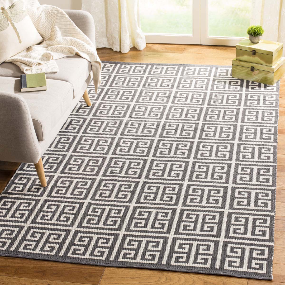 Safavieh Montauk 724 Rug, MTK724 - Dark Grey / Ivory