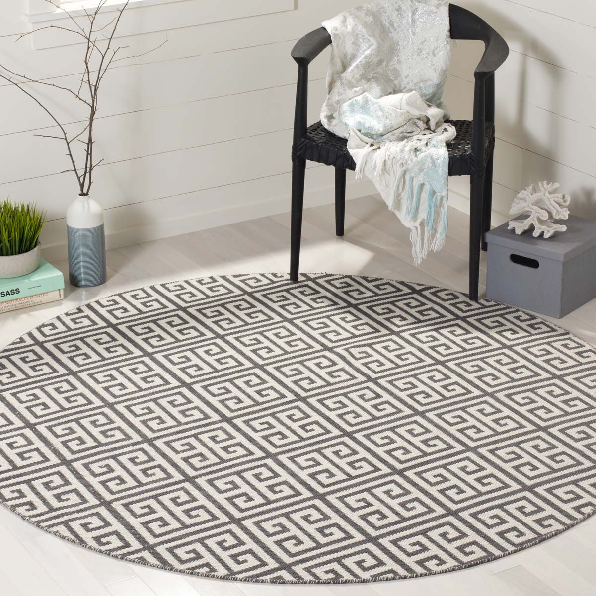 Safavieh Montauk 724 Rug, MTK724 - Dark Grey / Ivory