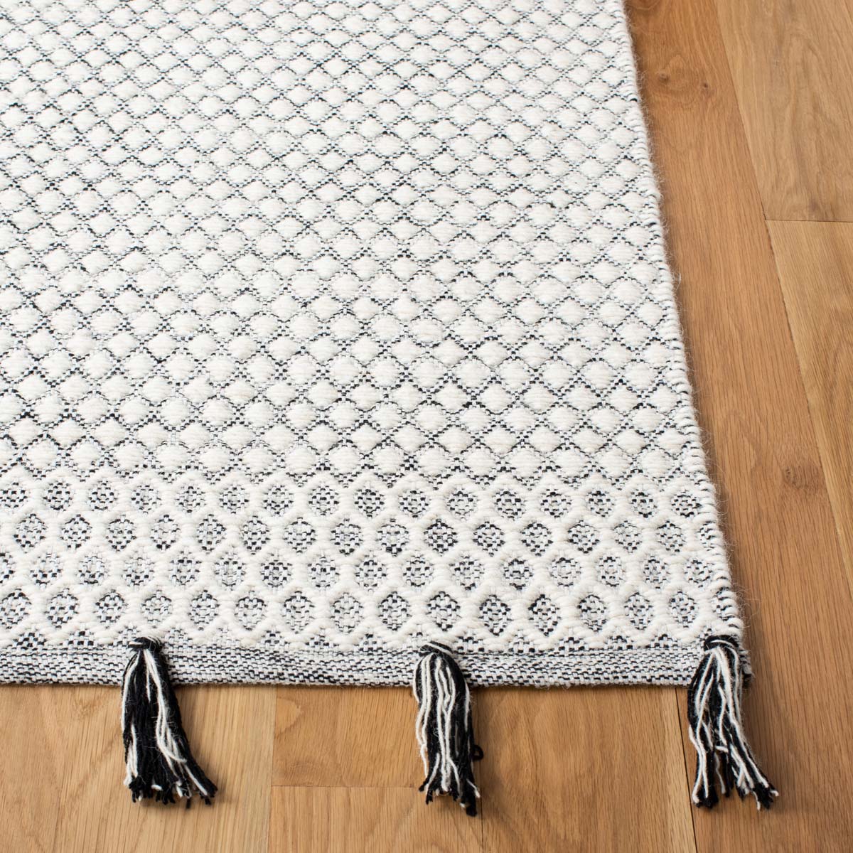 Safavieh Montauk 813 Rug, MTK813 - Ivory / Black