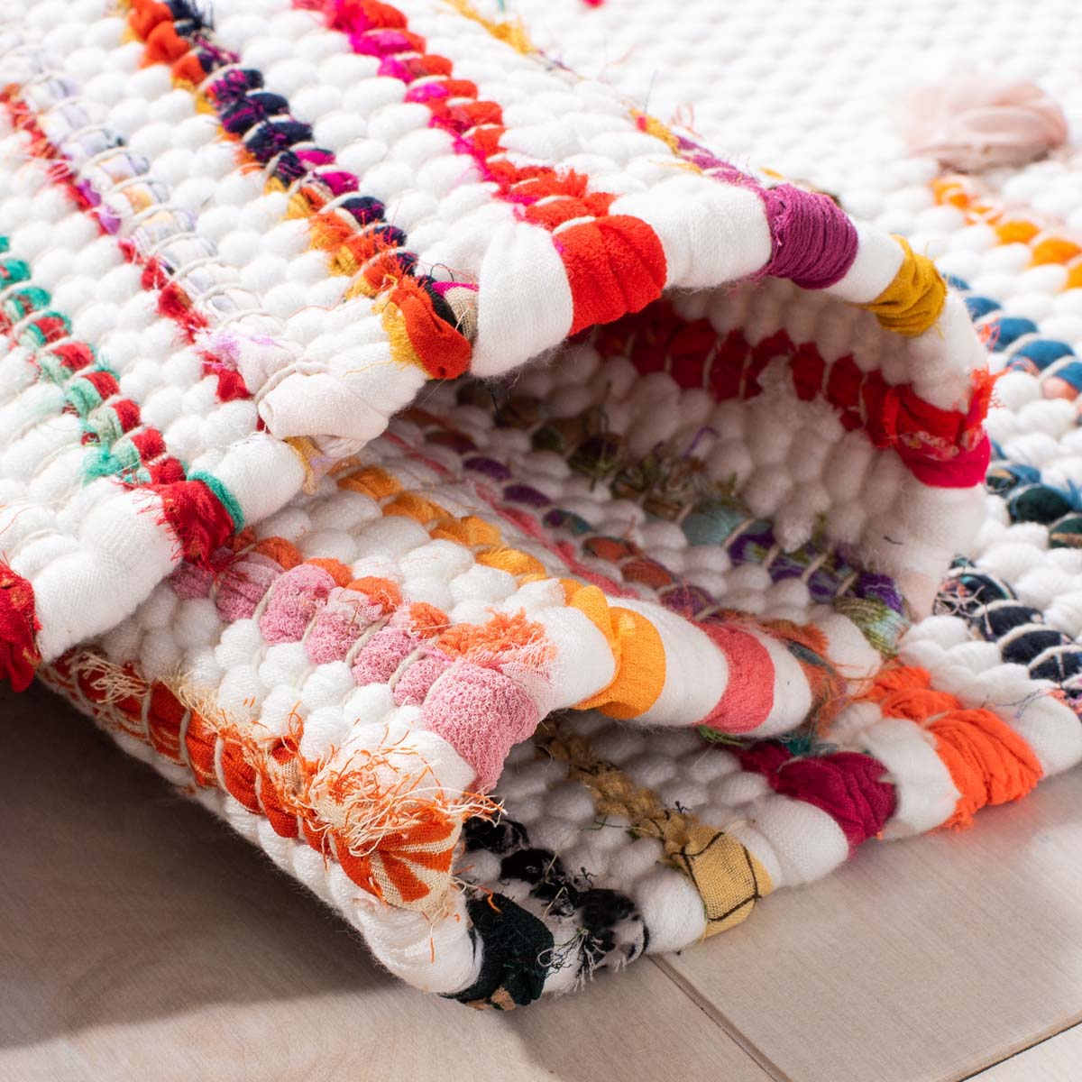 Safavieh Montauk 814 Rug, MTK814 - Ivory / Red