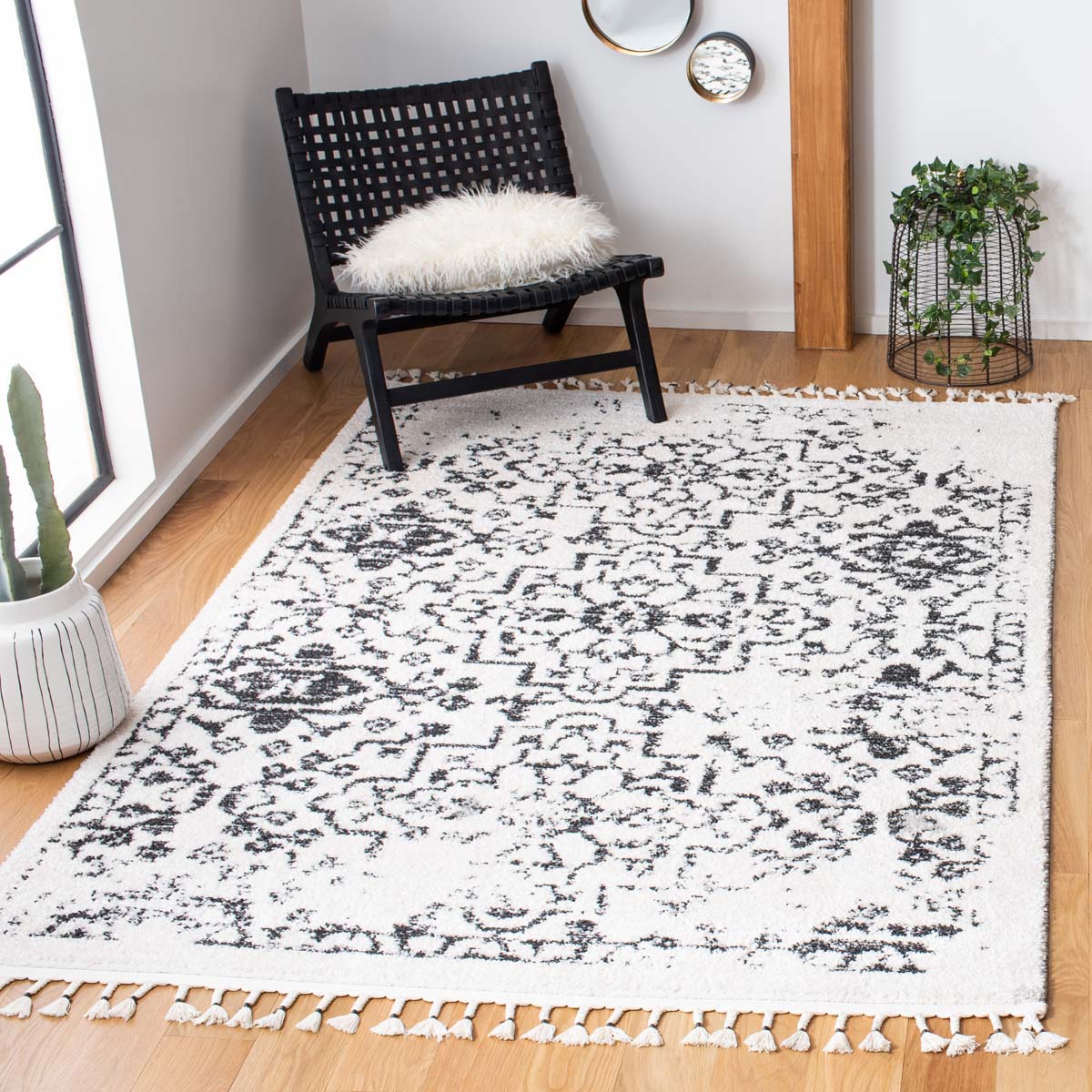Safavieh Moroccan Tassel Shag 413 Rug, MTS413 - Ivory / Black