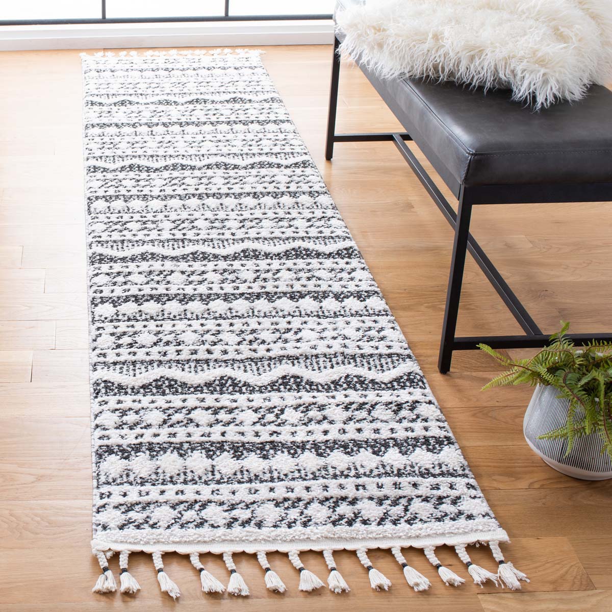 Safavieh Moroccan Tassel Shag 484 Rug, MTS484 - Ivory / Black