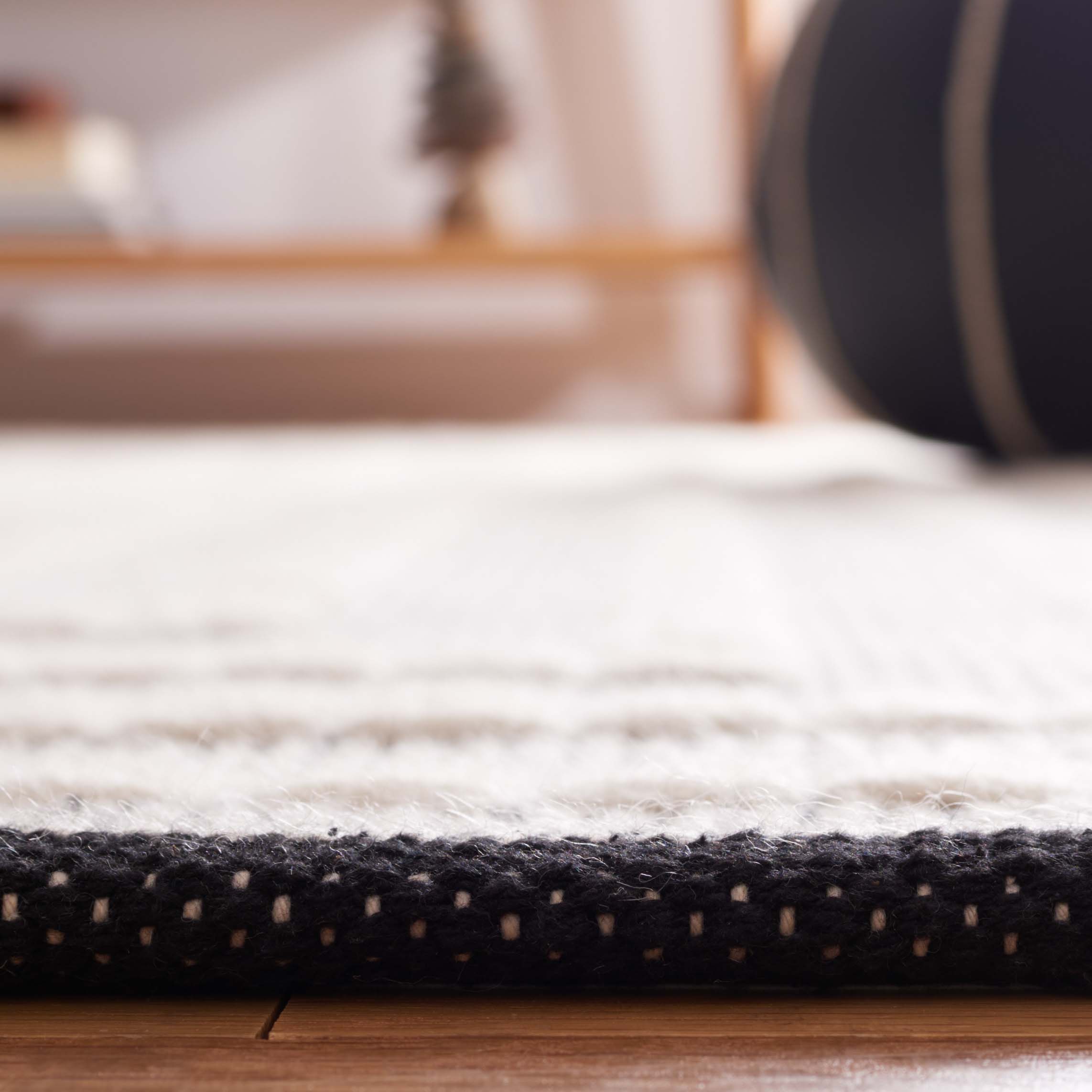 Safavieh Natura 226 Rug, NAT226 - BLACK / IVORY