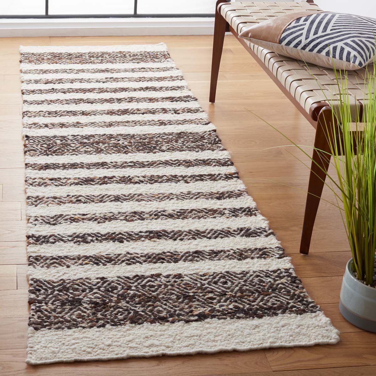 Safavieh Natura 329 Rug, NAT329 - BLACK / IVORY