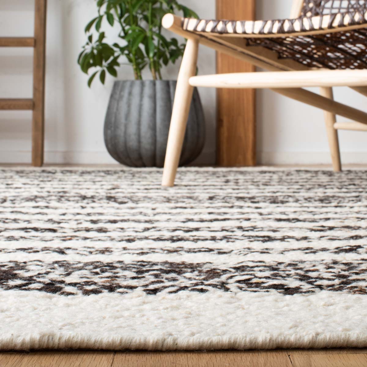 Safavieh Natura 329 Rug, NAT329 - BLACK / IVORY