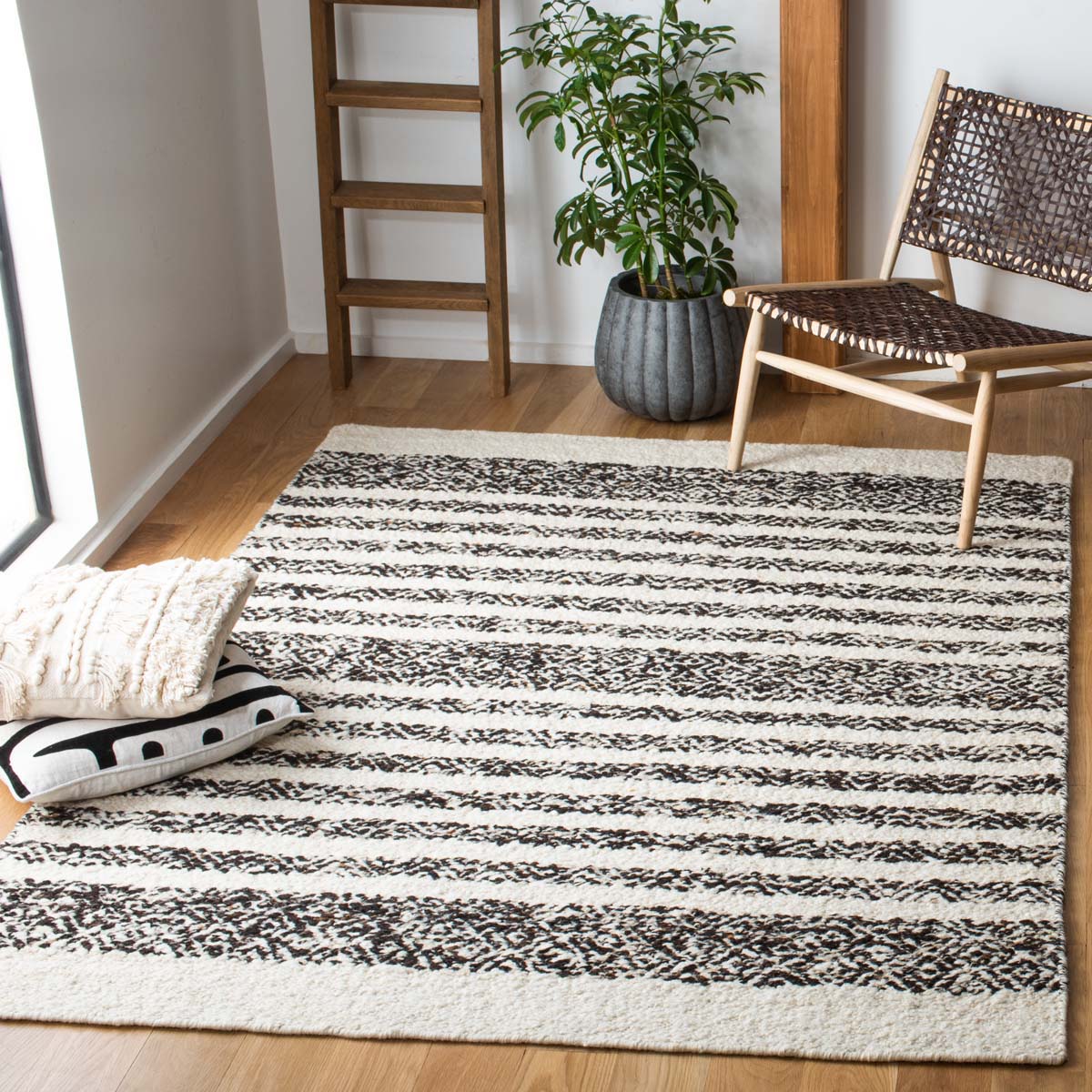 Safavieh Natura 329 Rug, NAT329 - BLACK / IVORY