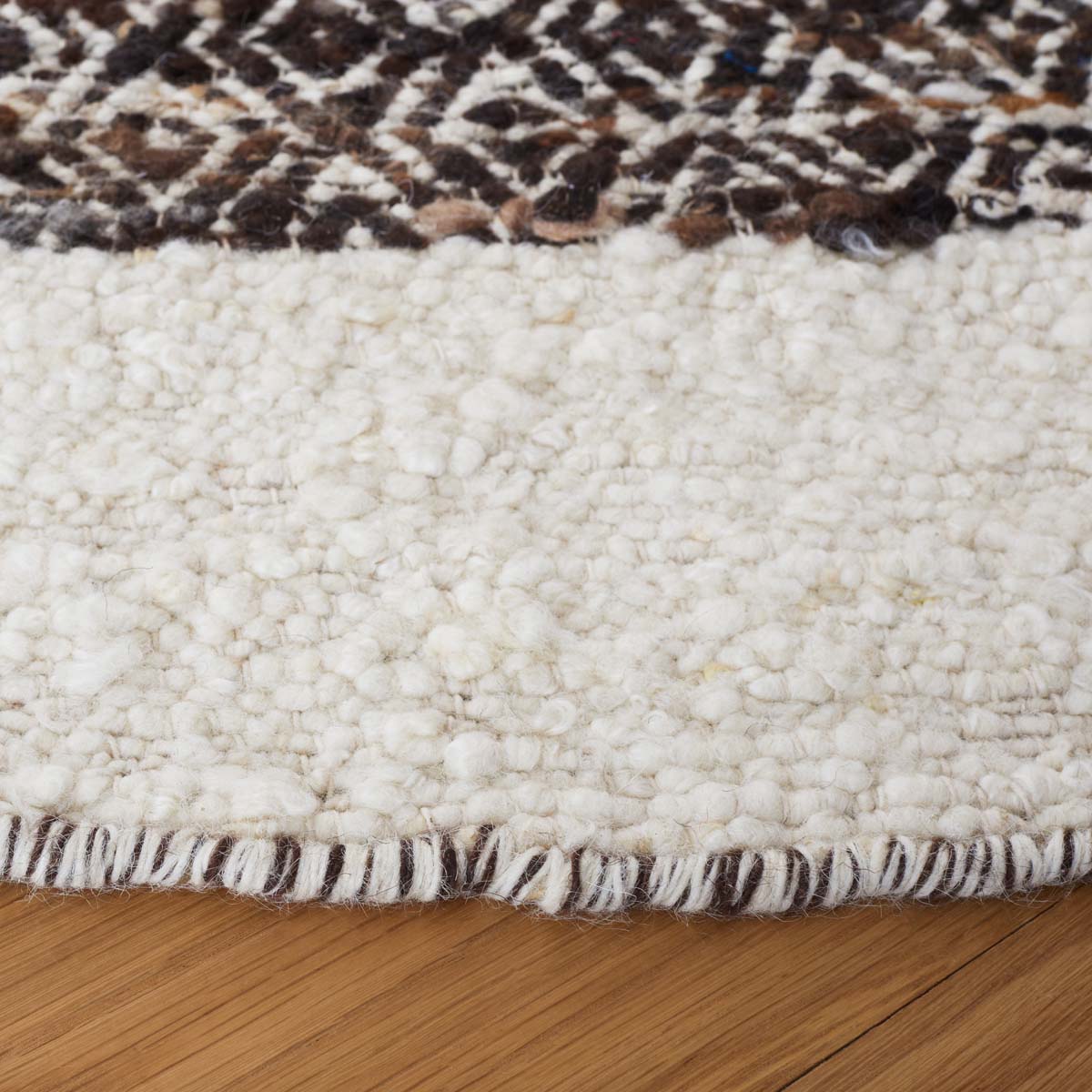 Safavieh Natura 329 Rug, NAT329 - BLACK / IVORY