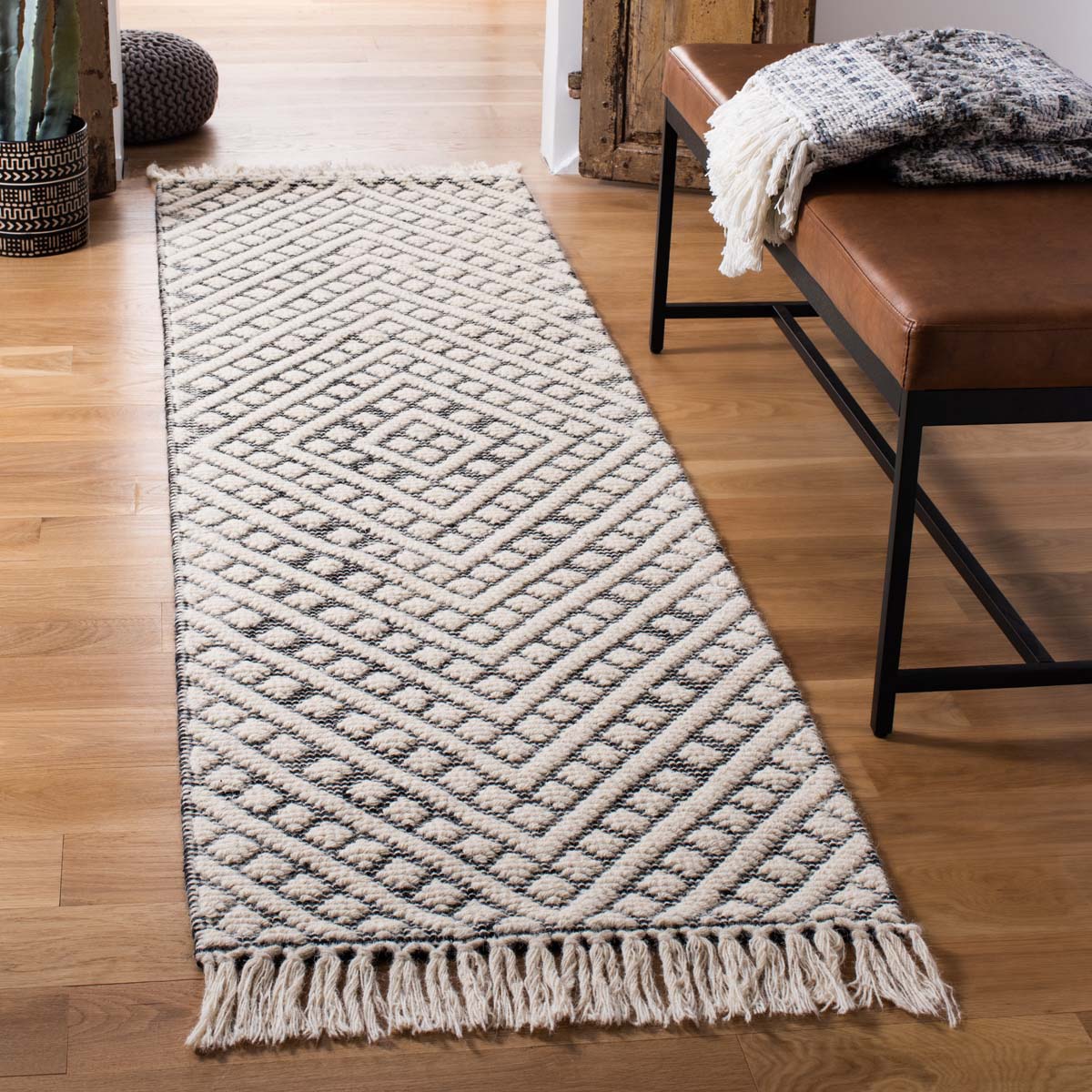 Safavieh Natura 357 Rug, NAT357 - IVORY / BLACK