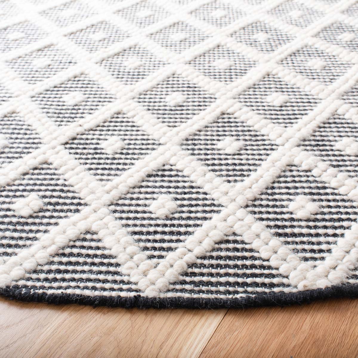 Safavieh Natura 482 Rug, NAT482 - IVORY / BLACK