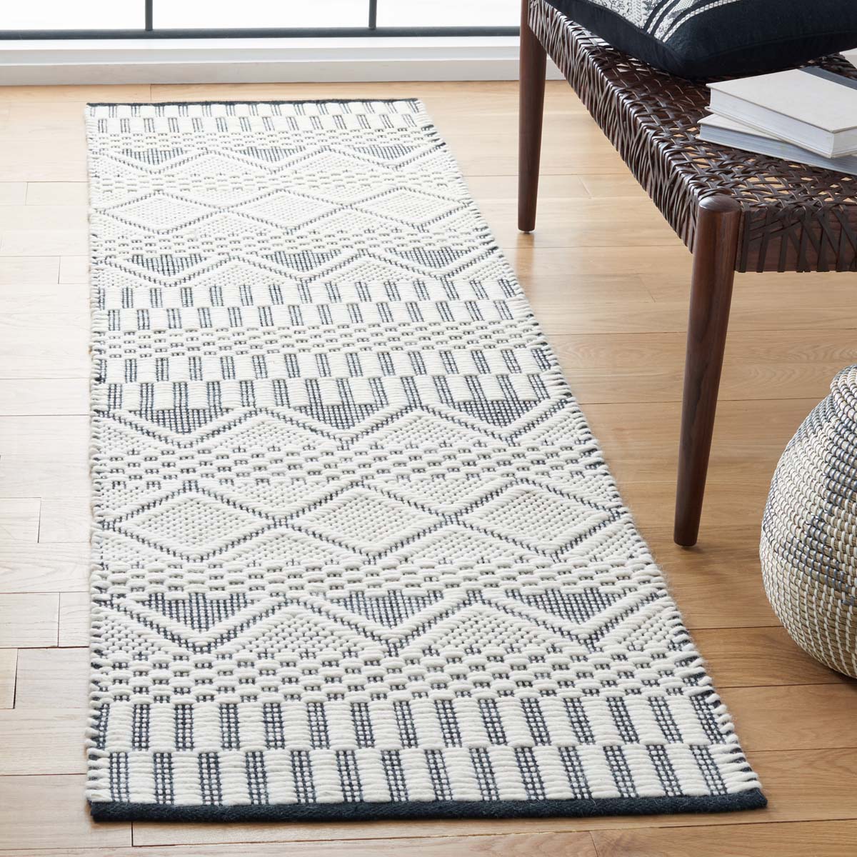 Safavieh Natura 853 Rug, NAT853 - IVORY / BLACK