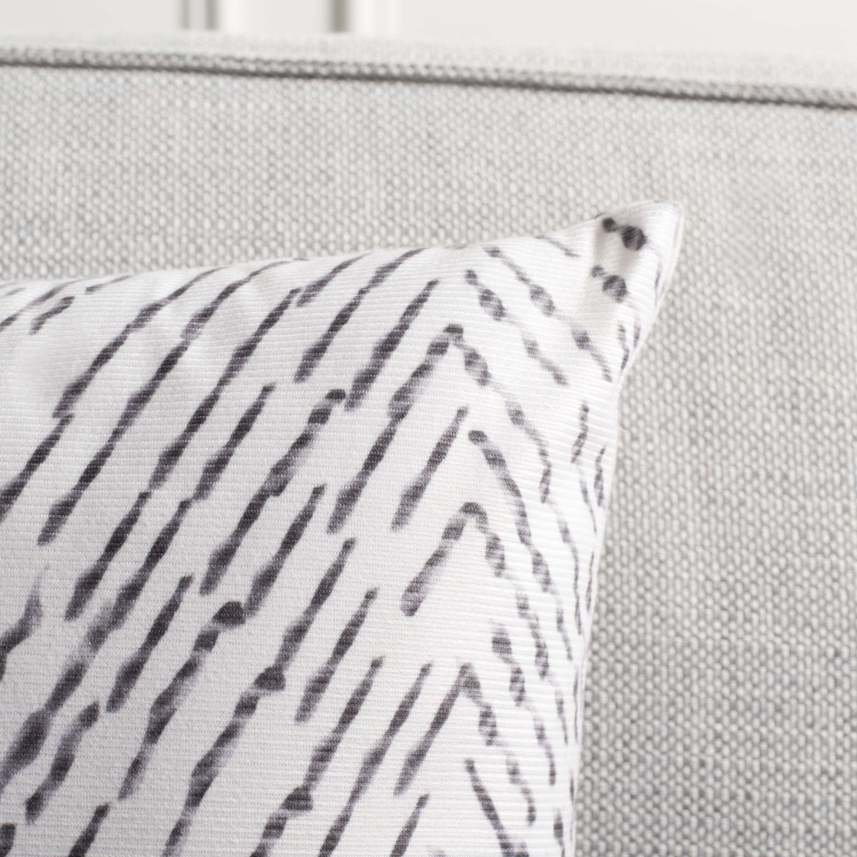 Safavieh Zecora Pillow , PLS4507 - Ivory / Black