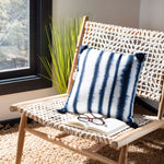 Safavieh Cassia Pillow , PLS7086 - Navy/White