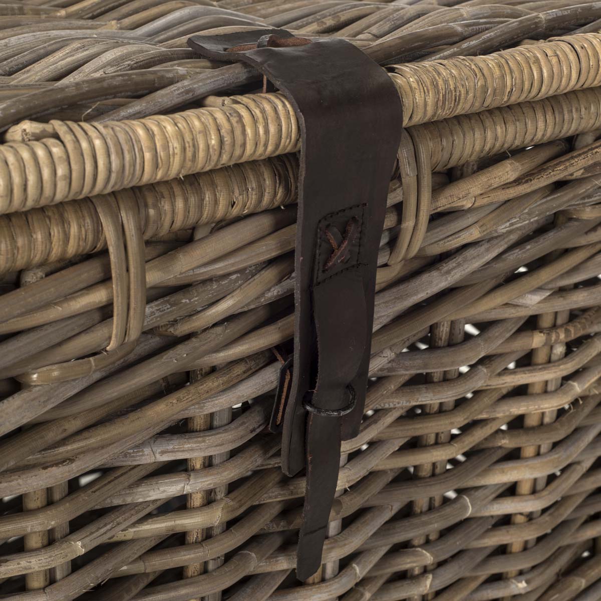 Safavieh Amancio Wicker Trunk , SEA7021 - Grey