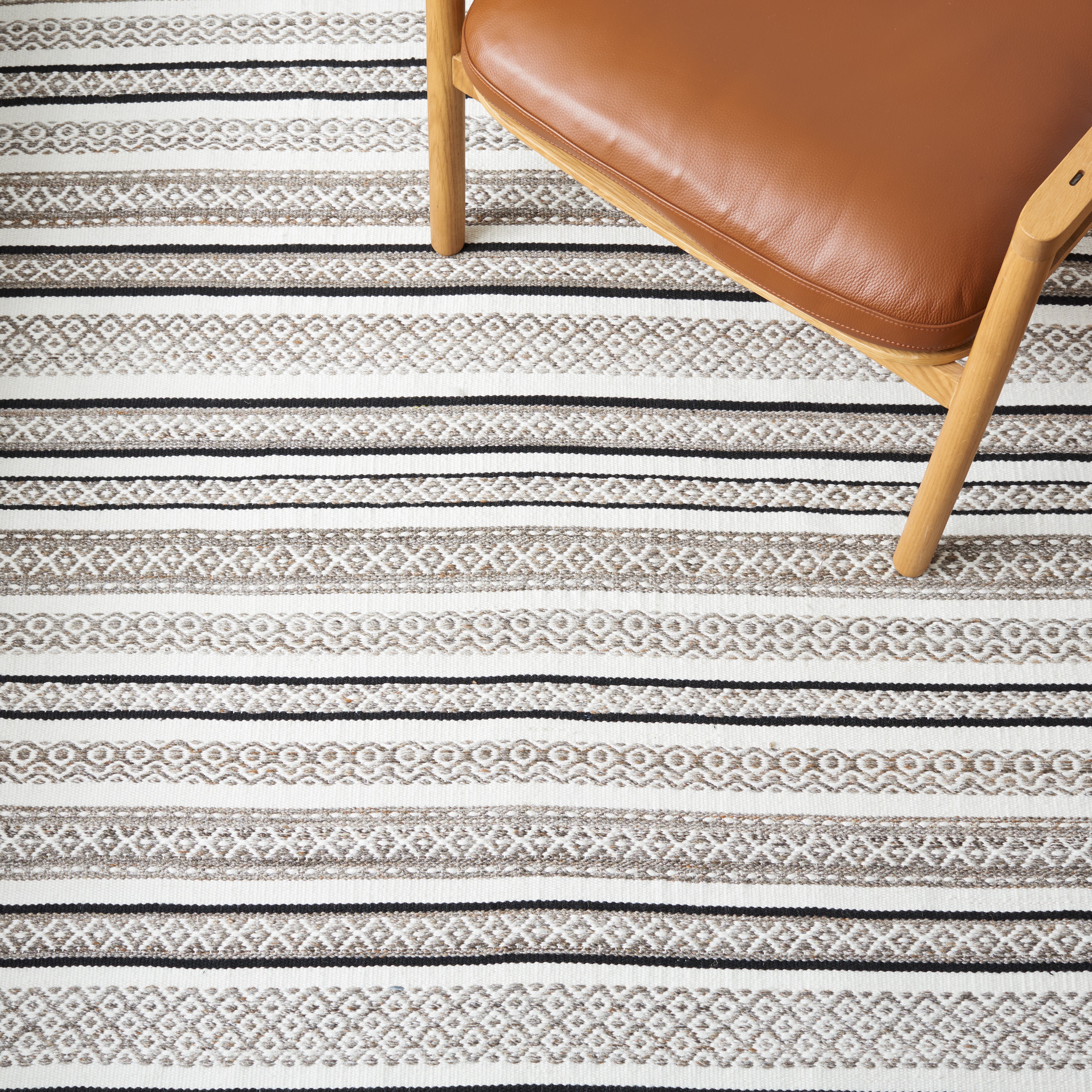 Safavieh Striped Kilim 102 Rug, STK102 - Black / Ivory