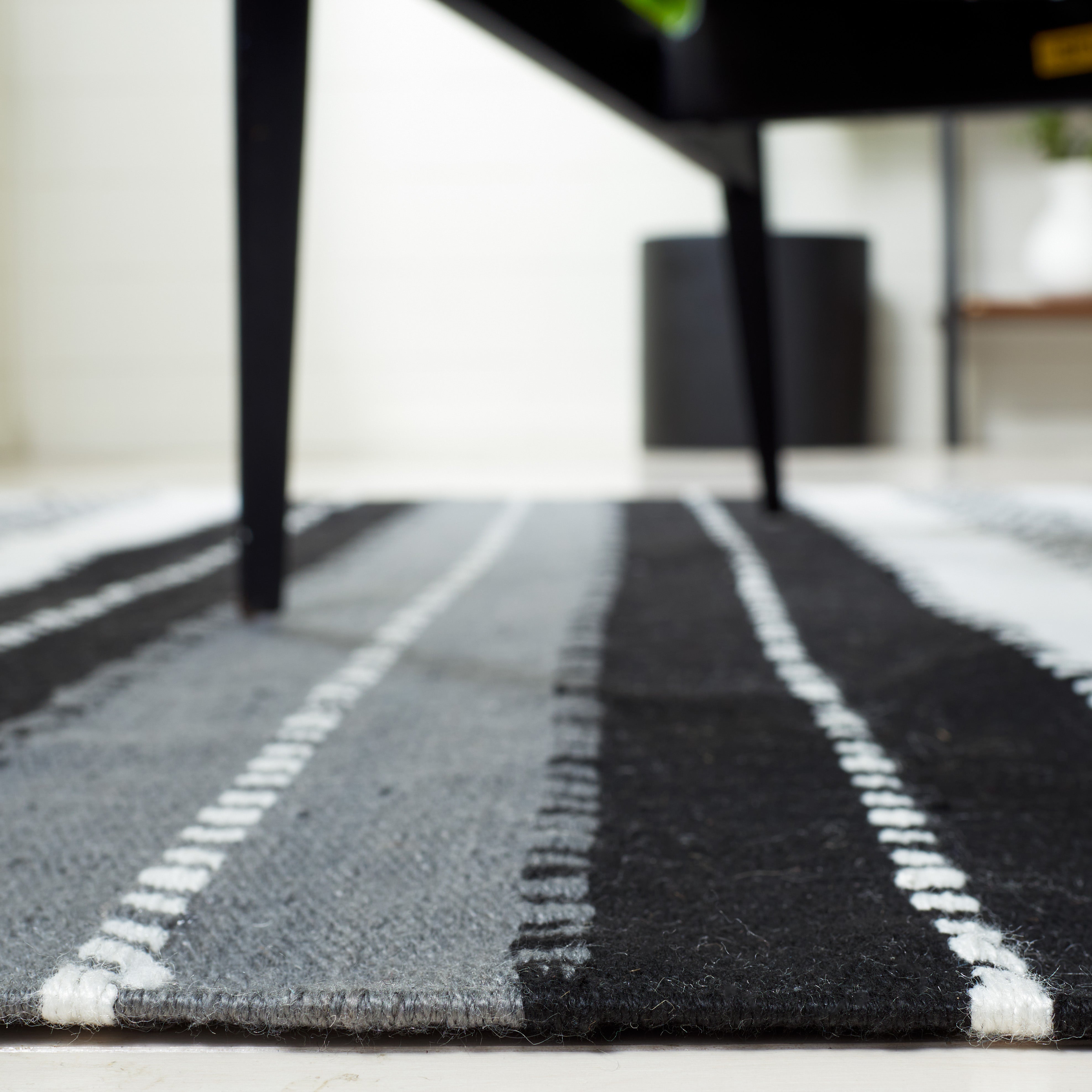 Safavieh Striped Kilim 103 Rug, STK103 - Black / Ivory