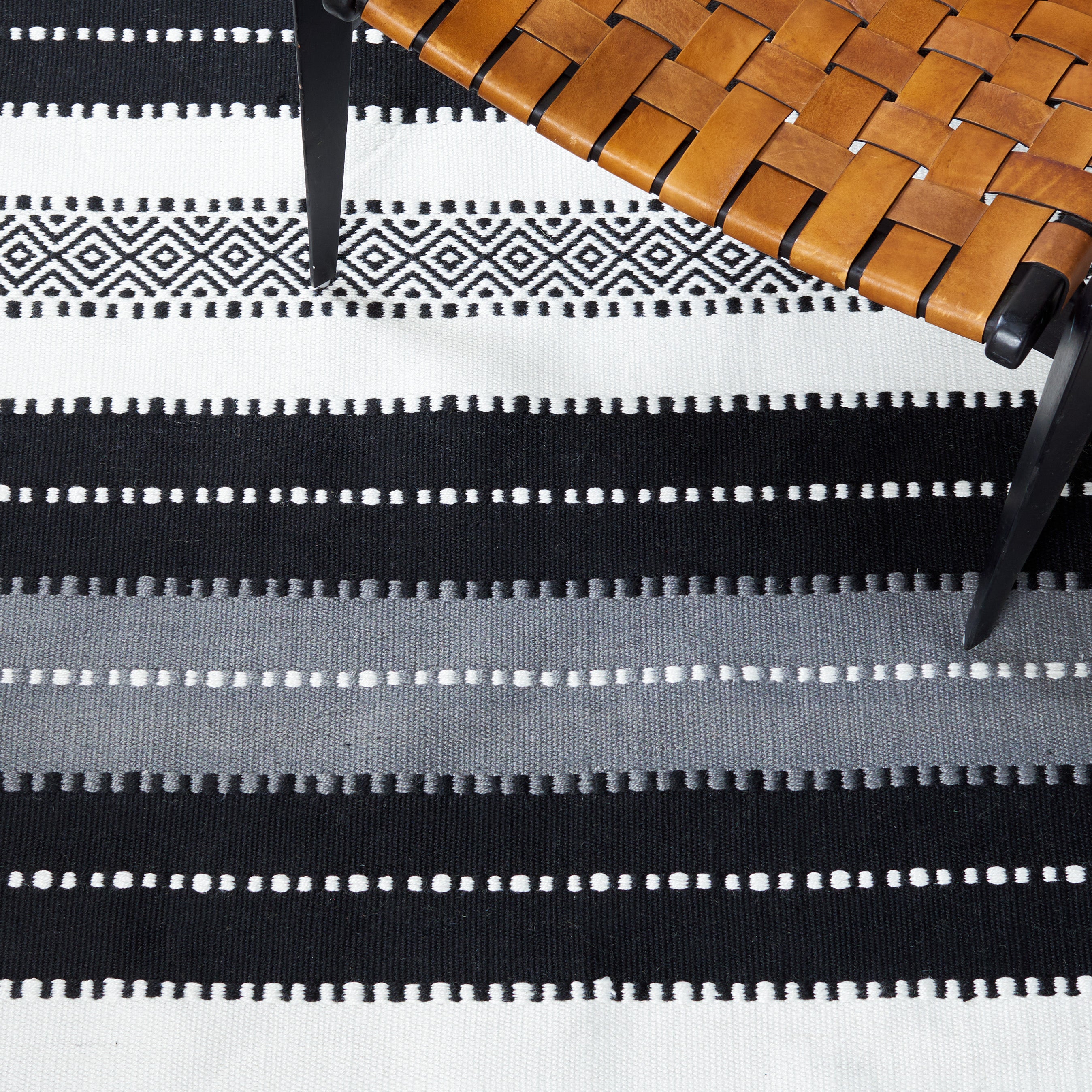 Safavieh Striped Kilim 103 Rug, STK103 - Black / Ivory