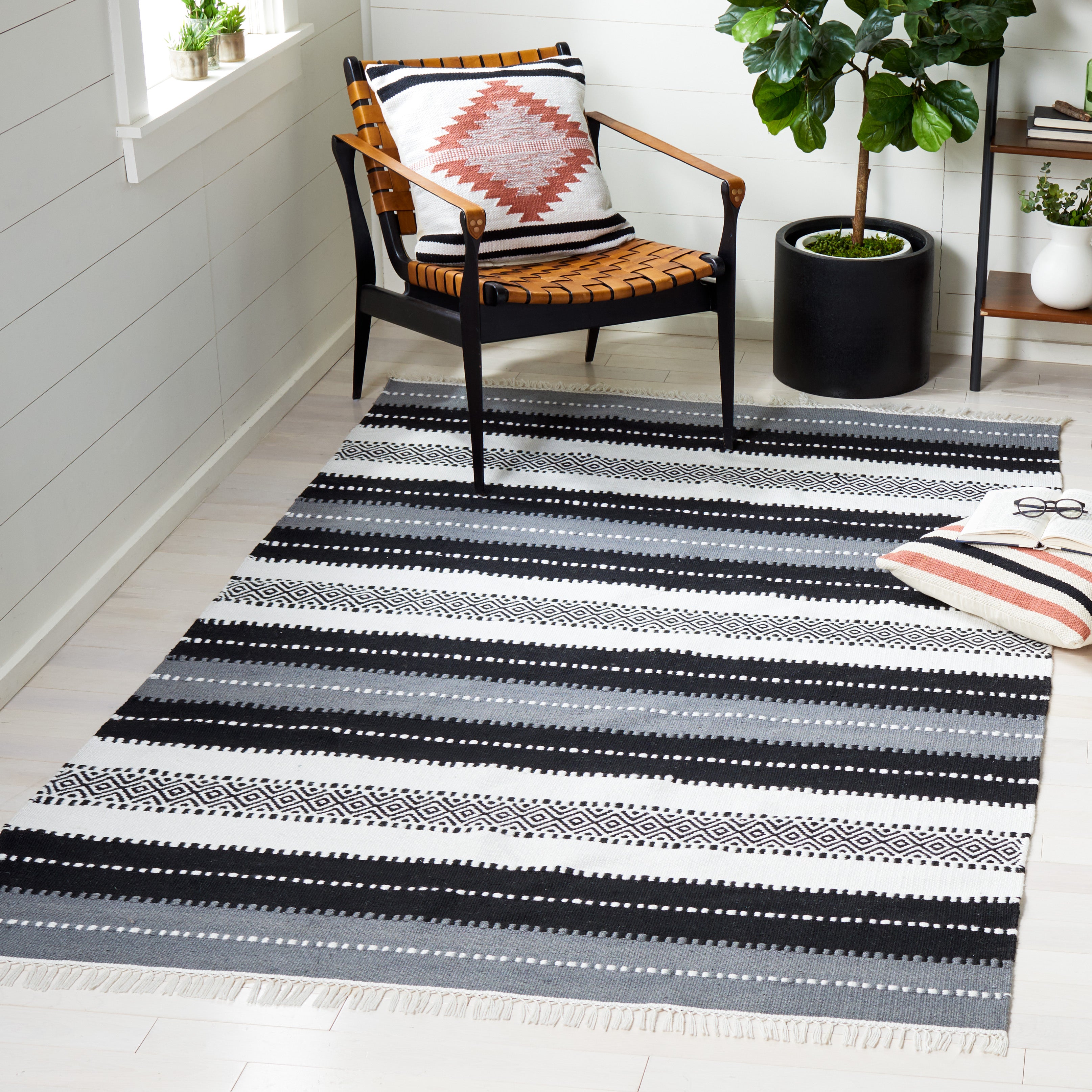Safavieh Striped Kilim 103 Rug, STK103 - Black / Ivory