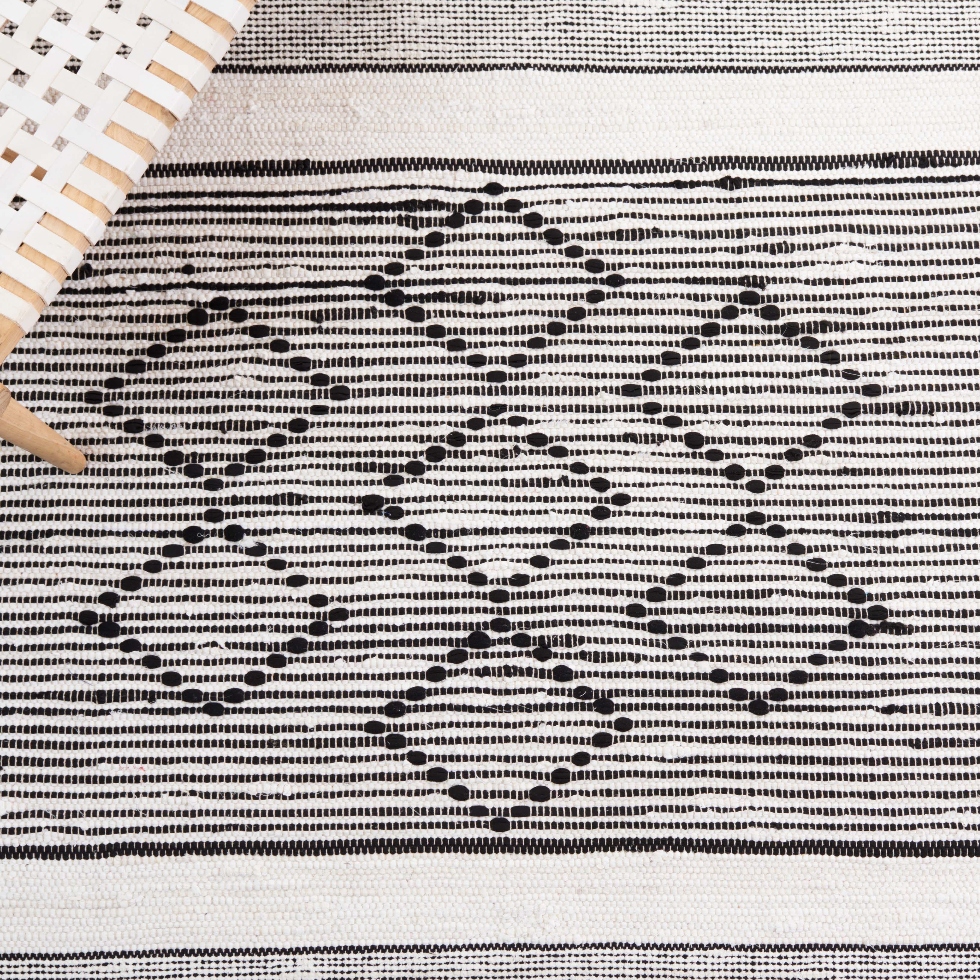Safavieh Striped Kilim 203 Rug, STK203 - Ivory / Black