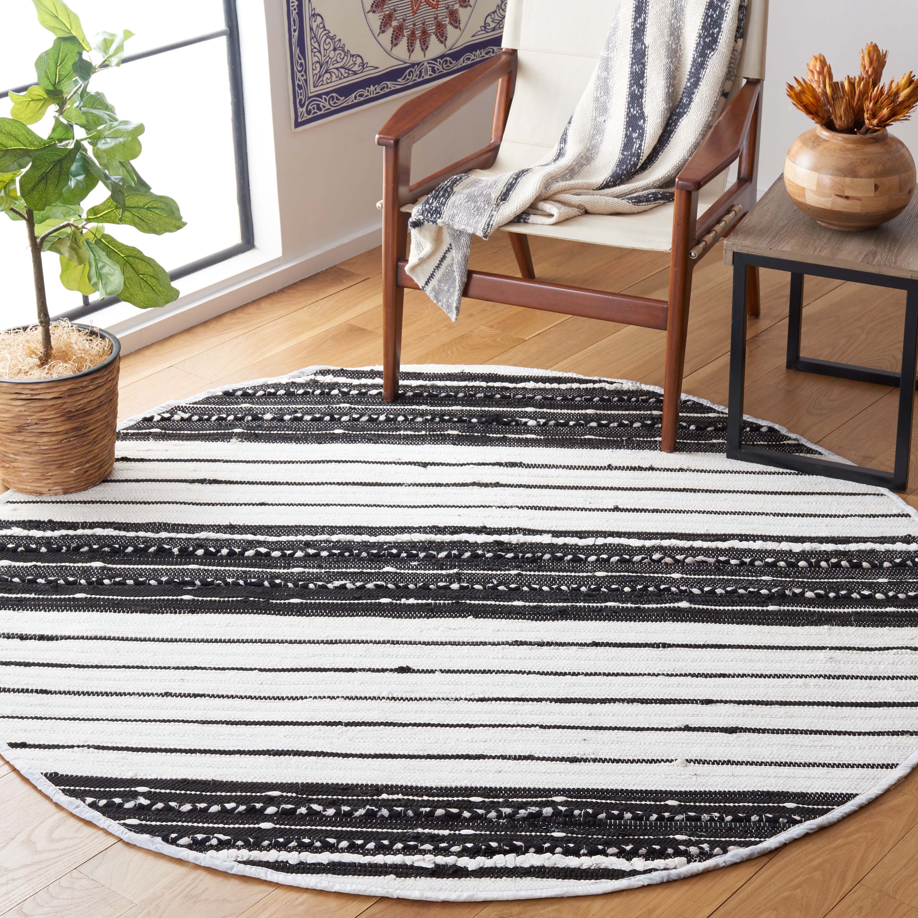 Safavieh Striped Kilim 207 Rug, STK207 - Black / Ivory