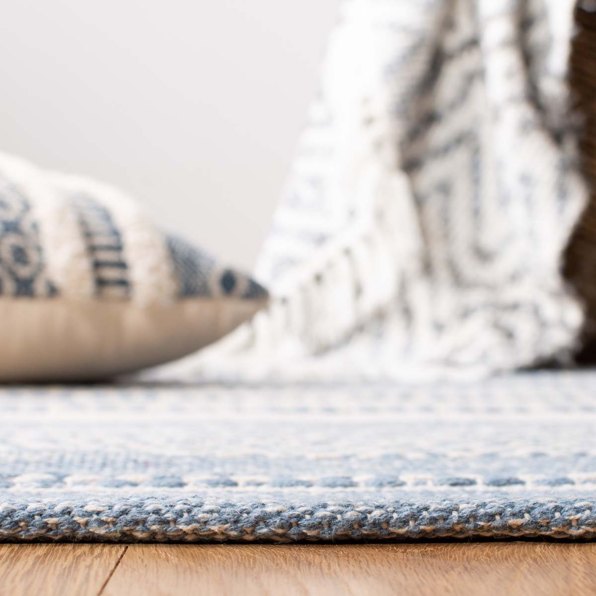 Safavieh Striped Kilim 503 Rug, STK503 - Ivory / Blue