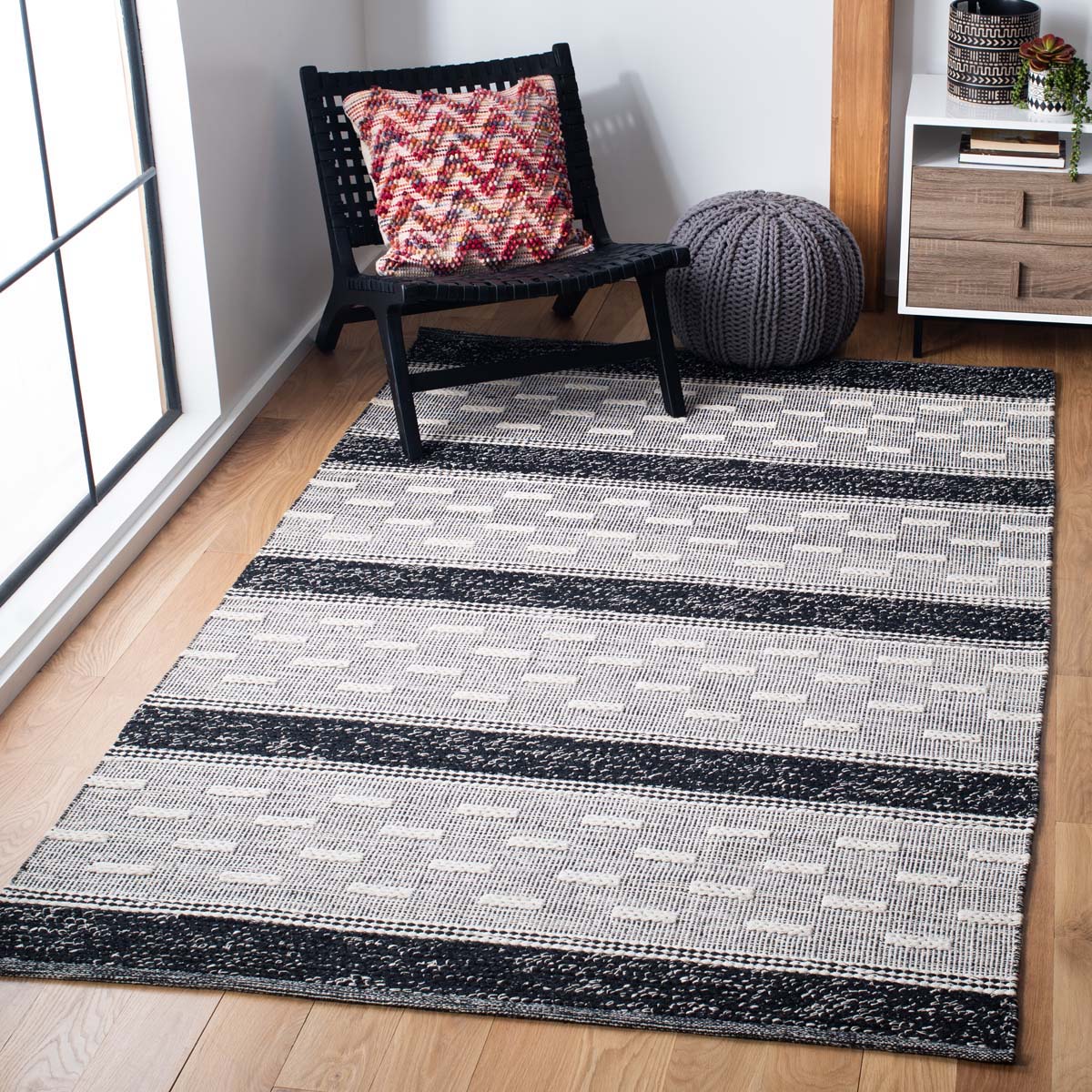 Safavieh Striped Kilim 518 Rug, STK518 - Black / Ivory