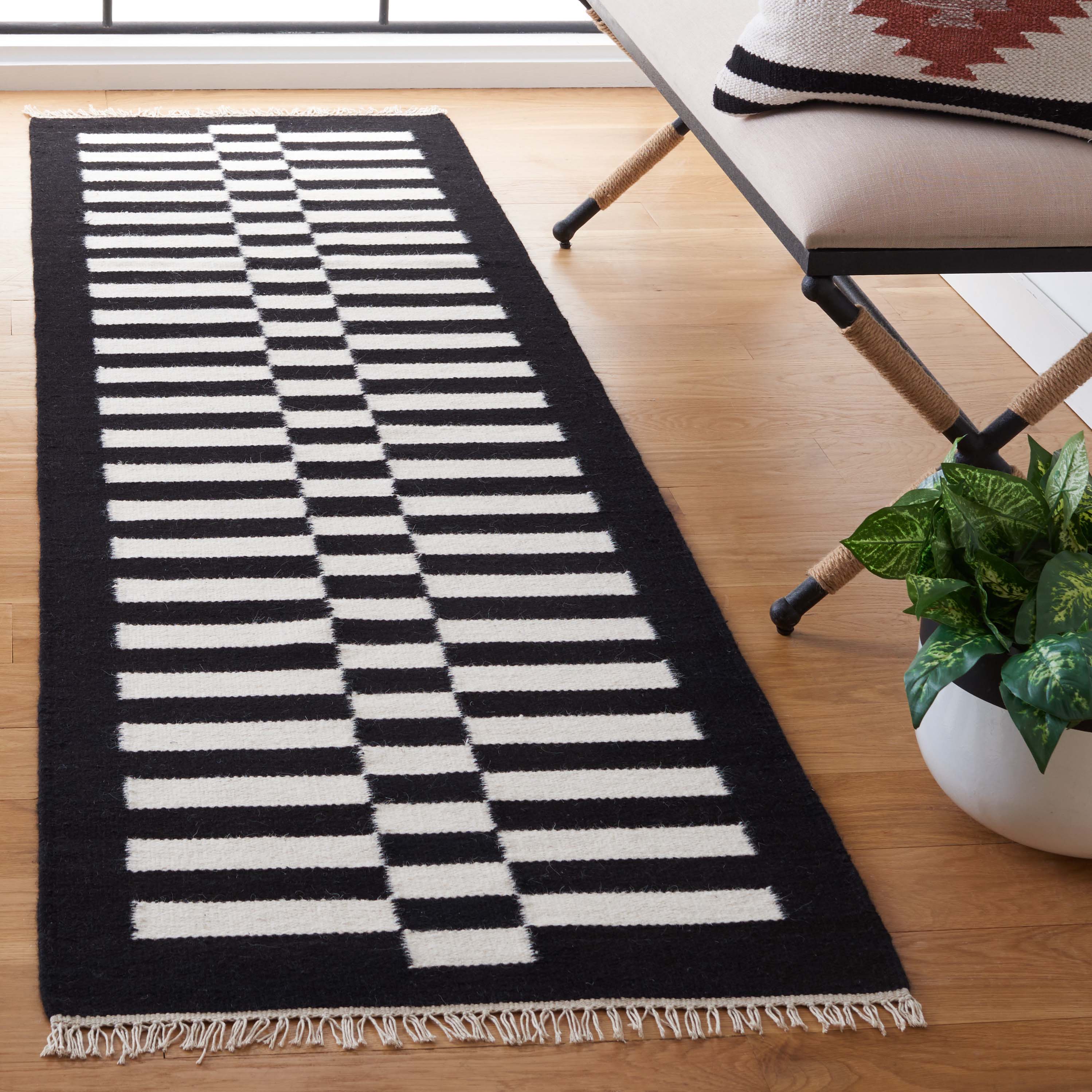 Safavieh Striped Kilim 805 Rug, STK805 - Black / Ivory