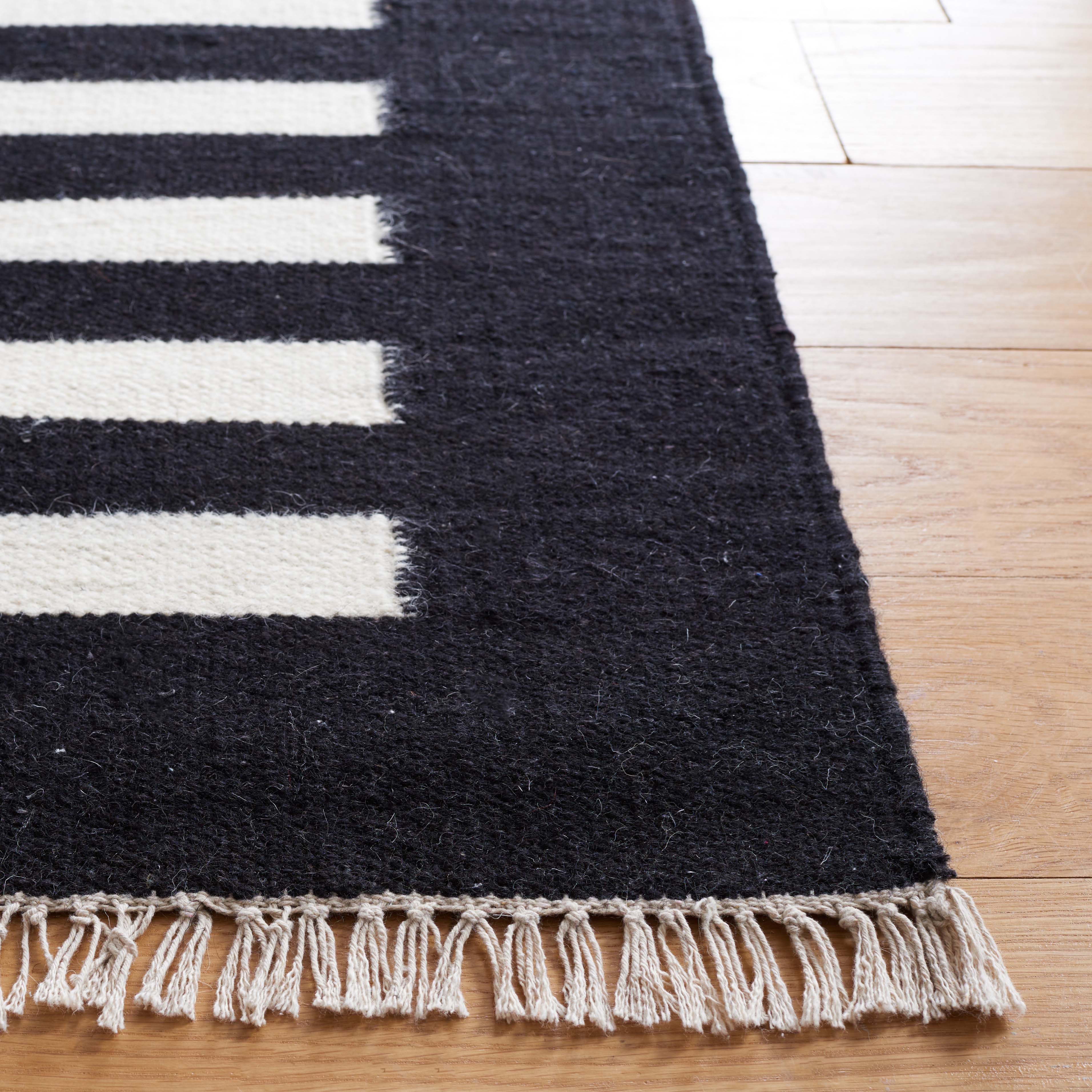 Safavieh Striped Kilim 805 Rug, STK805 - Black / Ivory