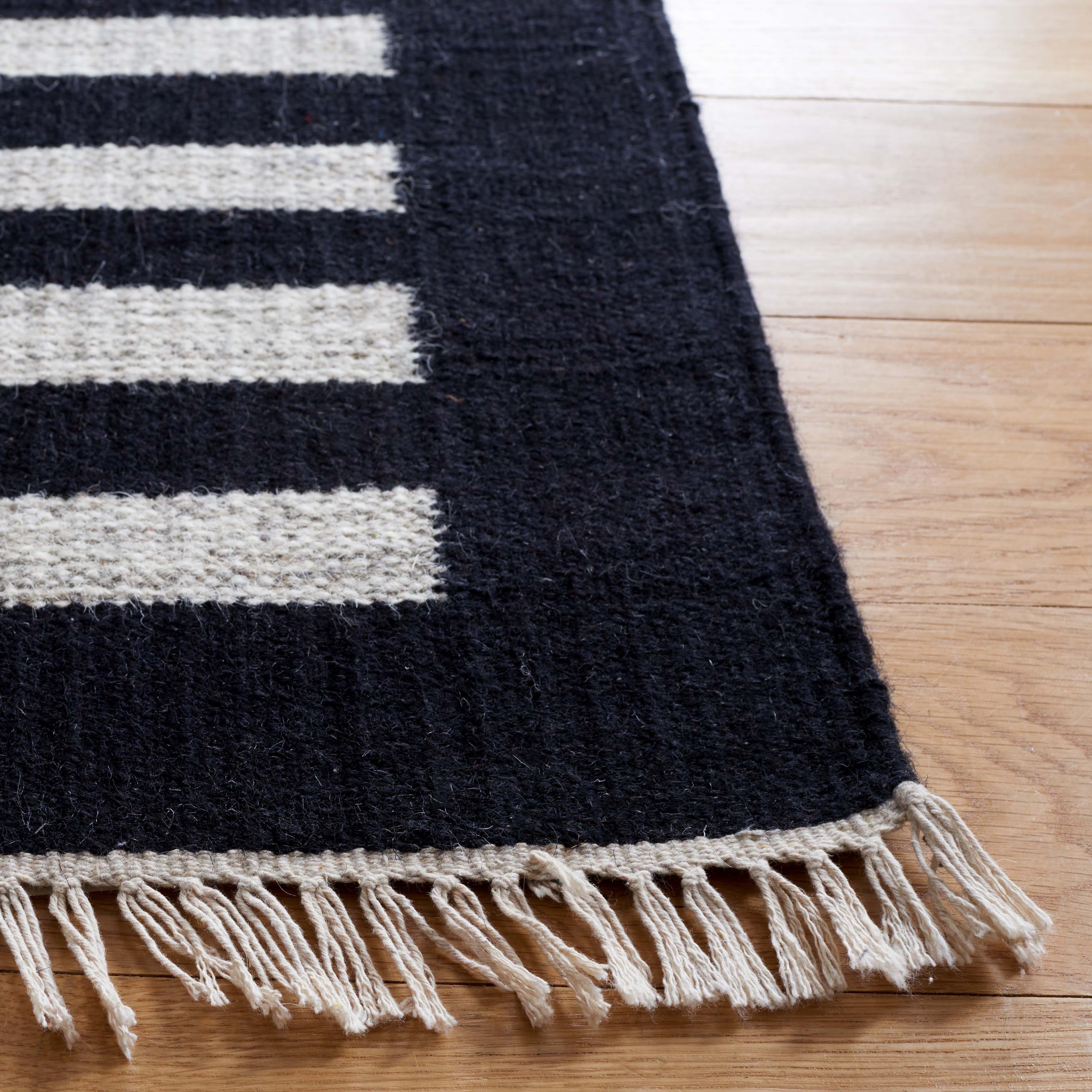 Safavieh Striped Kilim 806 Rug, STK806 - Beige / Black
