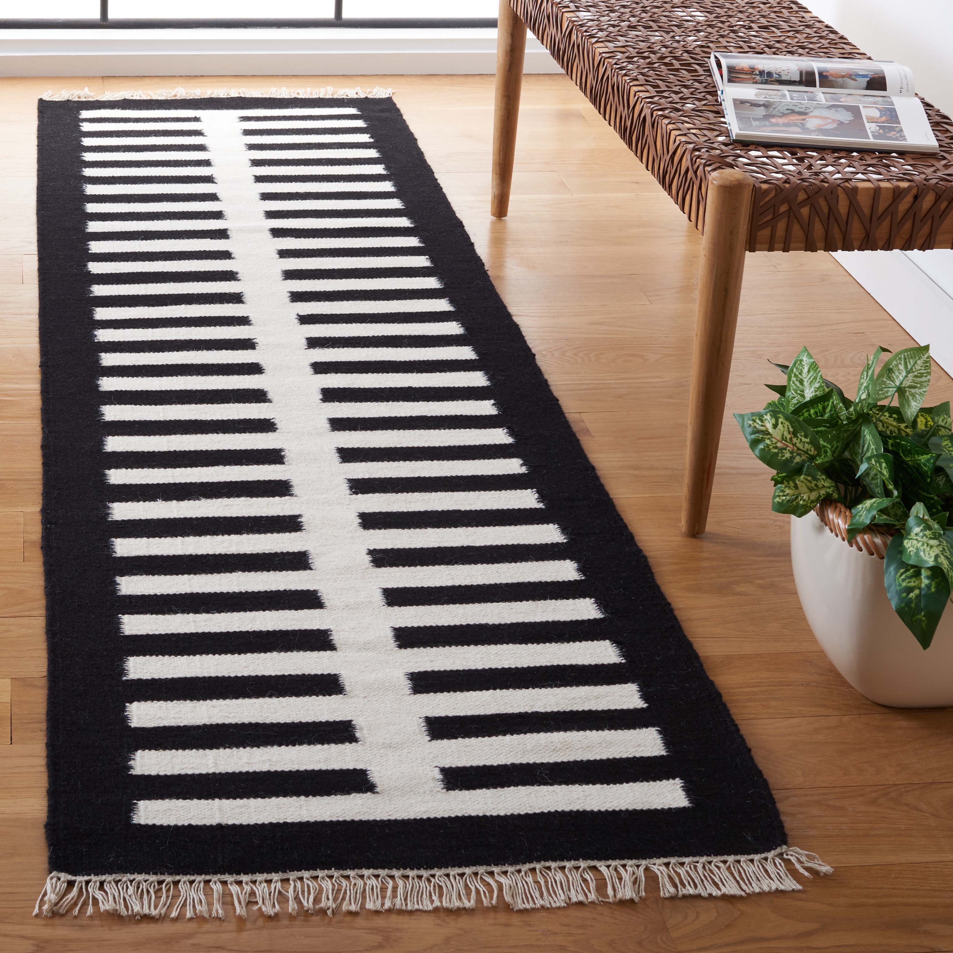 Safavieh Striped Kilim 806 Rug, STK806 - Ivory / Black