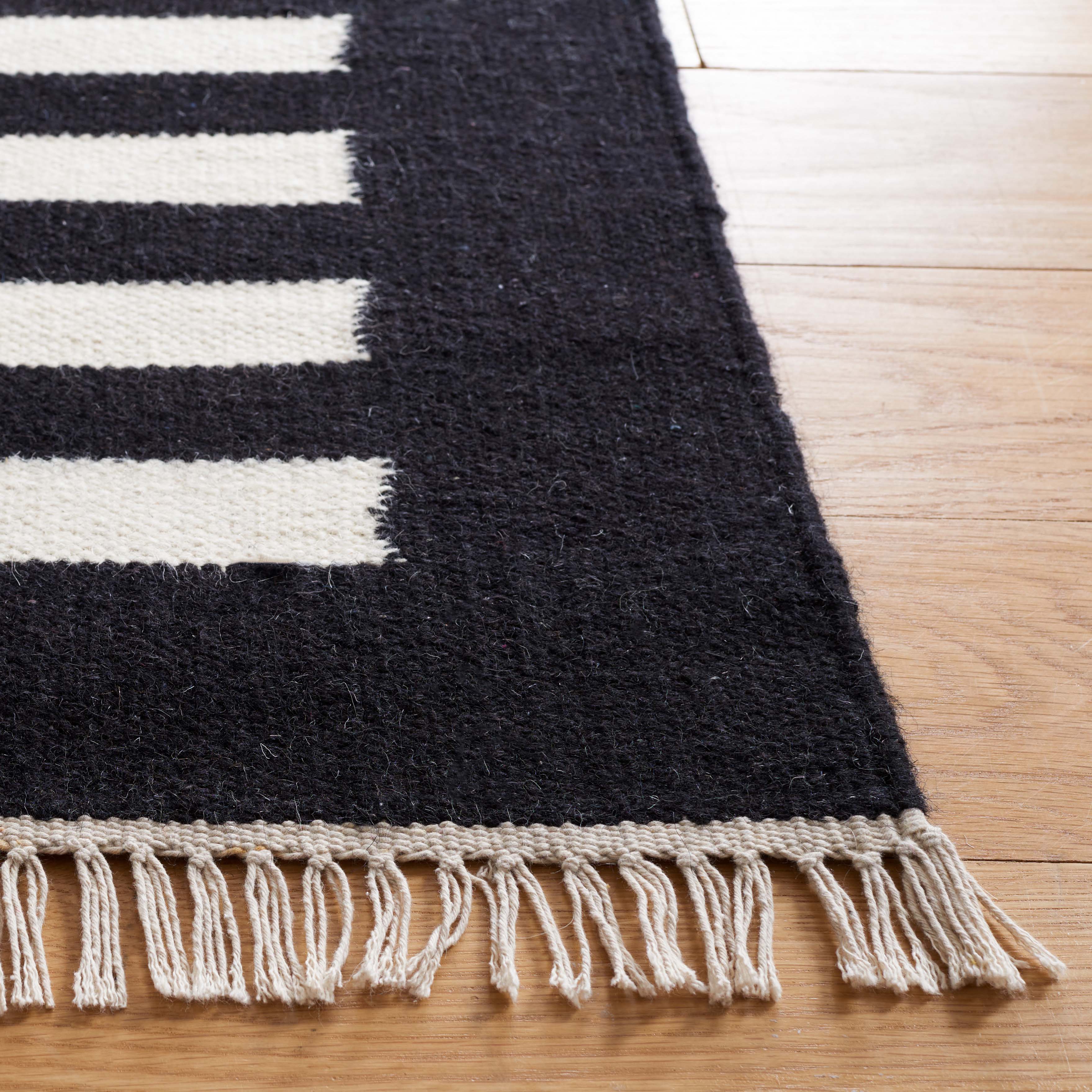 Safavieh Striped Kilim 806 Rug, STK806 - Ivory / Black