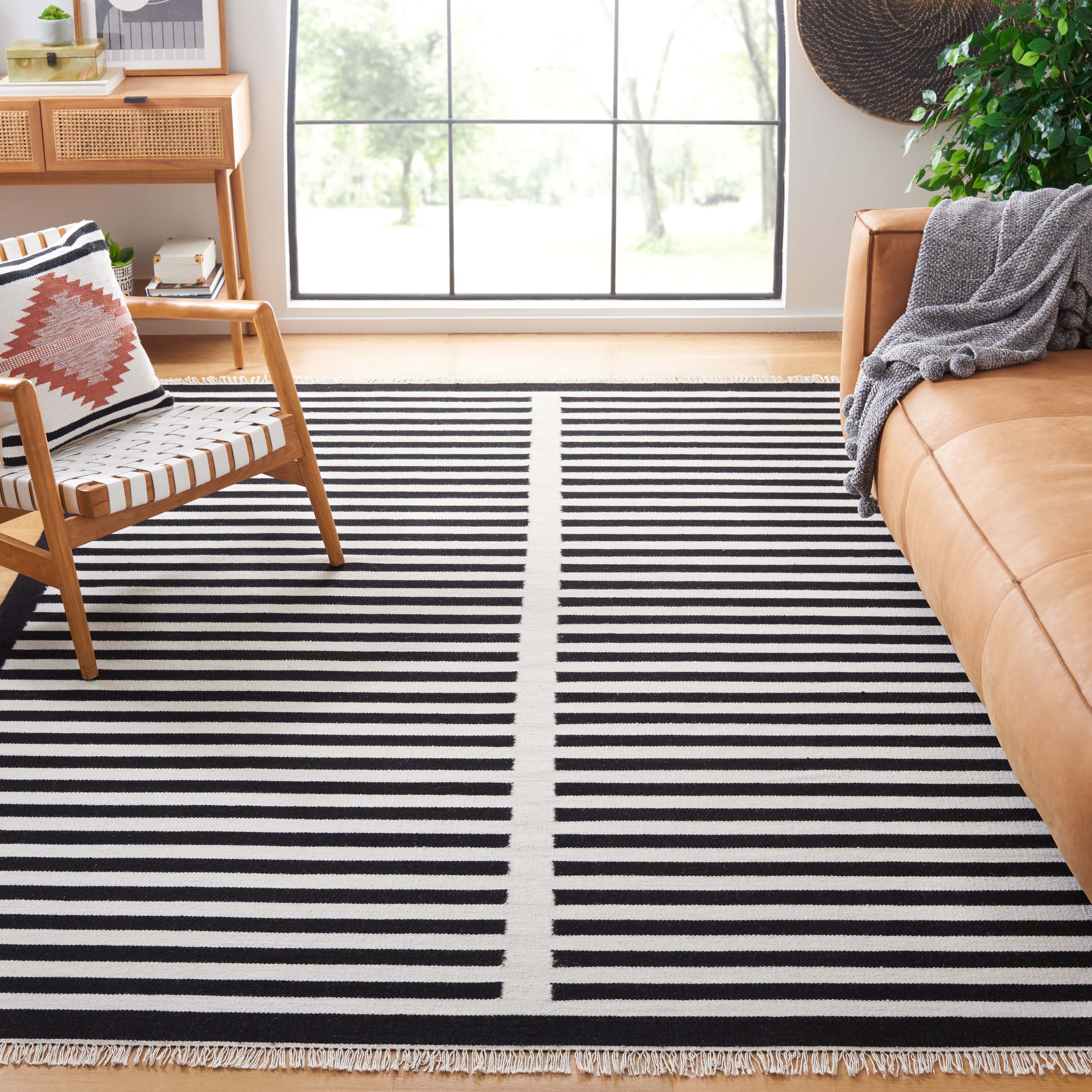 Safavieh Striped Kilim 806 Rug, STK806 - Ivory / Black