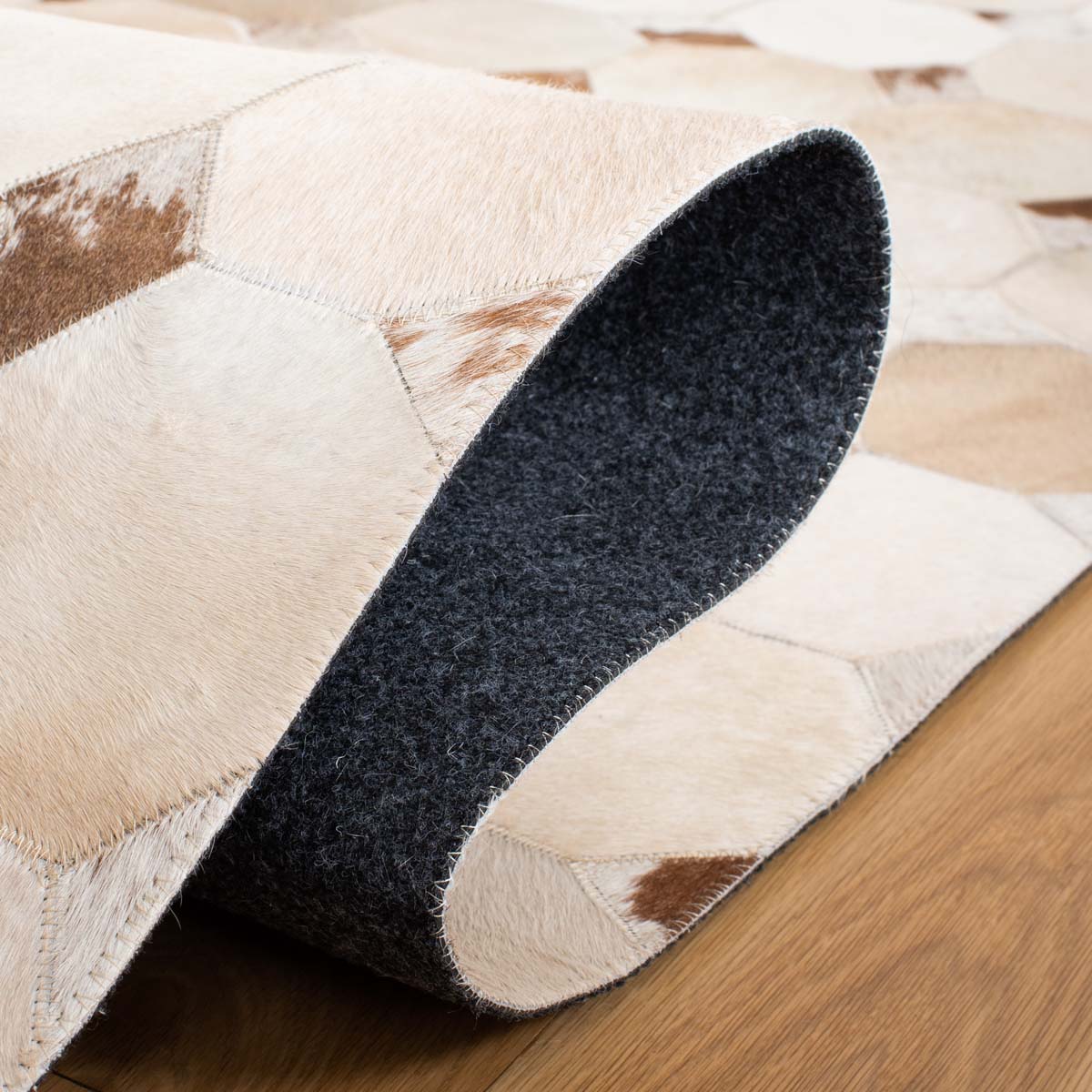 Safavieh Studio Leather 228 Rug, STL228 - Ivory / Brown