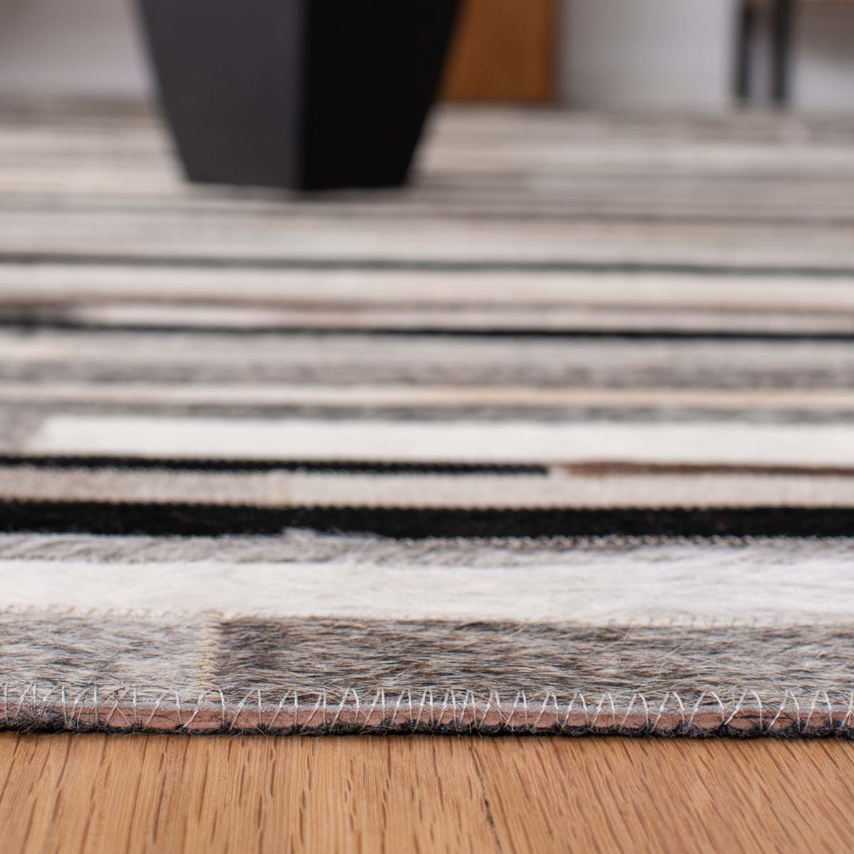 Safavieh Studio Leather 816 Rug, STL816 - Ivory / Black