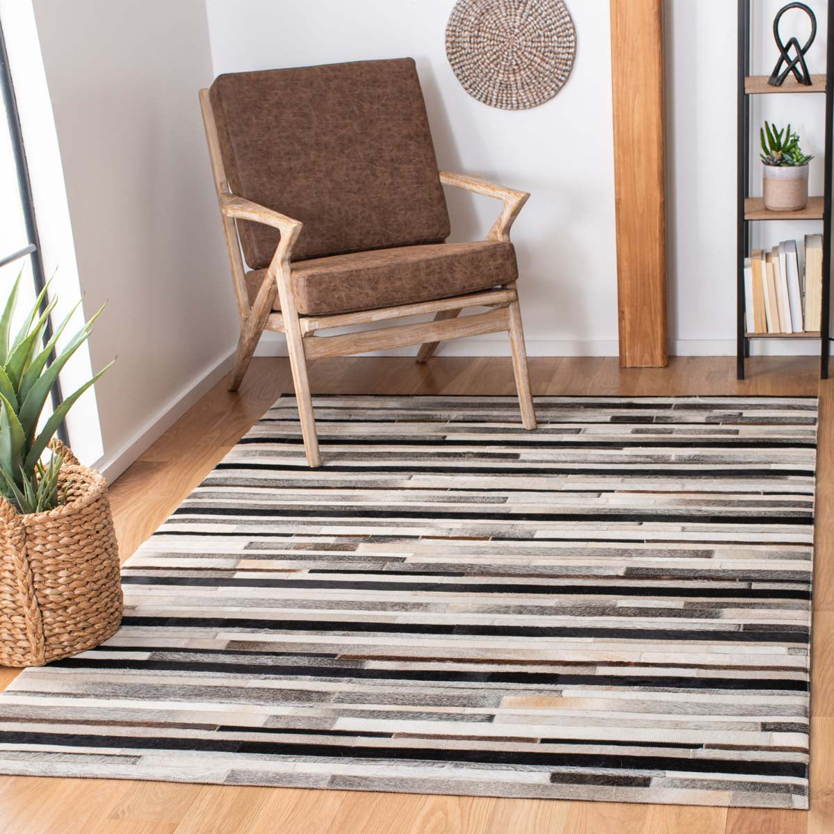 Safavieh Studio Leather 816 Rug, STL816 - Ivory / Black