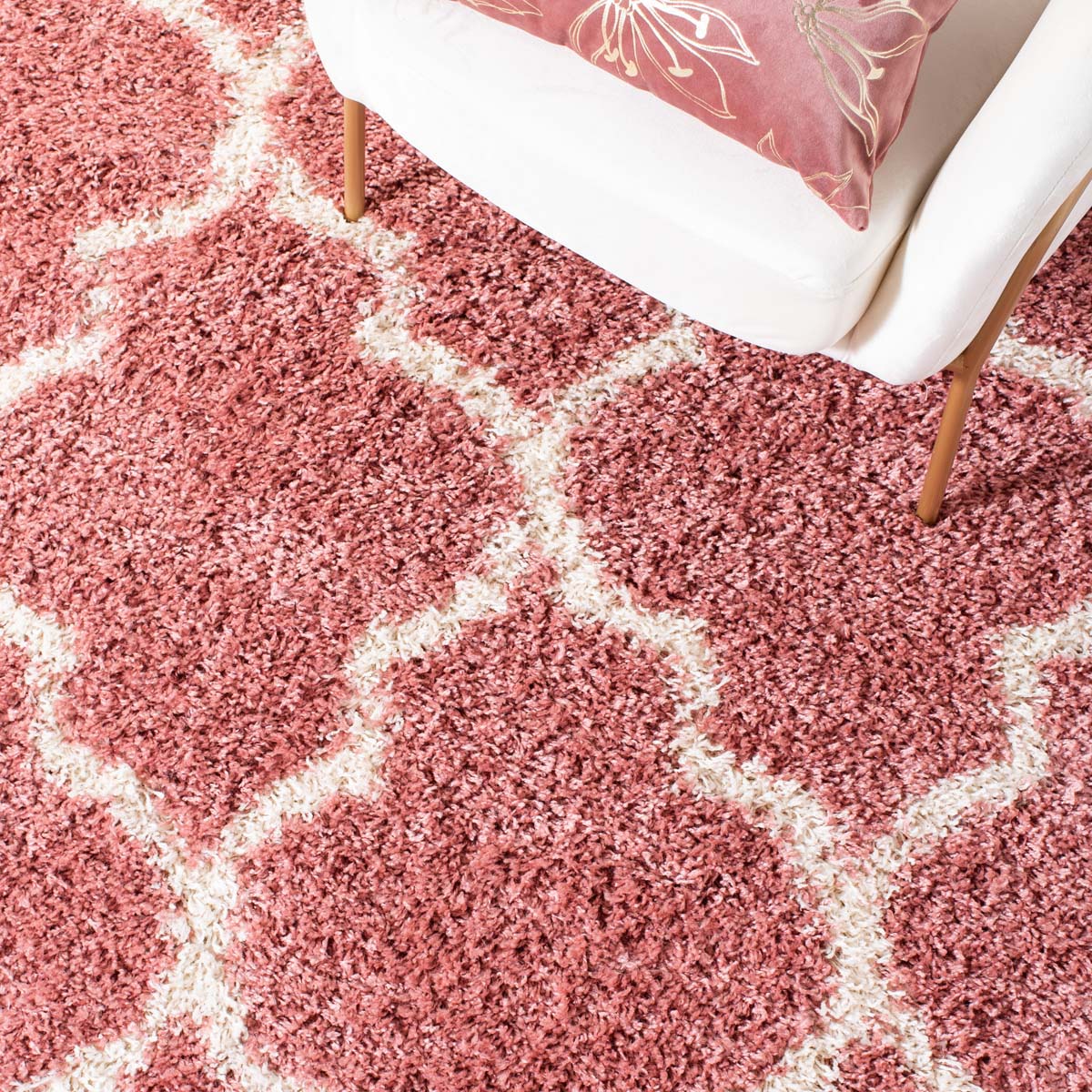 Safavieh Venus Shag 524 Rug, VNS524 - Pink / Ivory