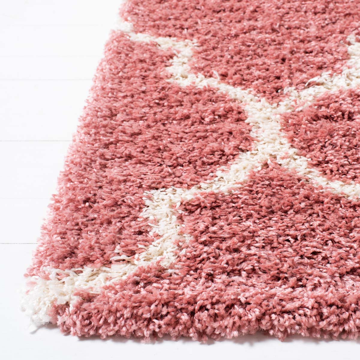Safavieh Venus Shag 524 Rug, VNS524 - Pink / Ivory