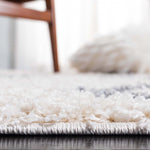 Safavieh Venus Shag 680 Rug, VNS680 - Ivory / Grey