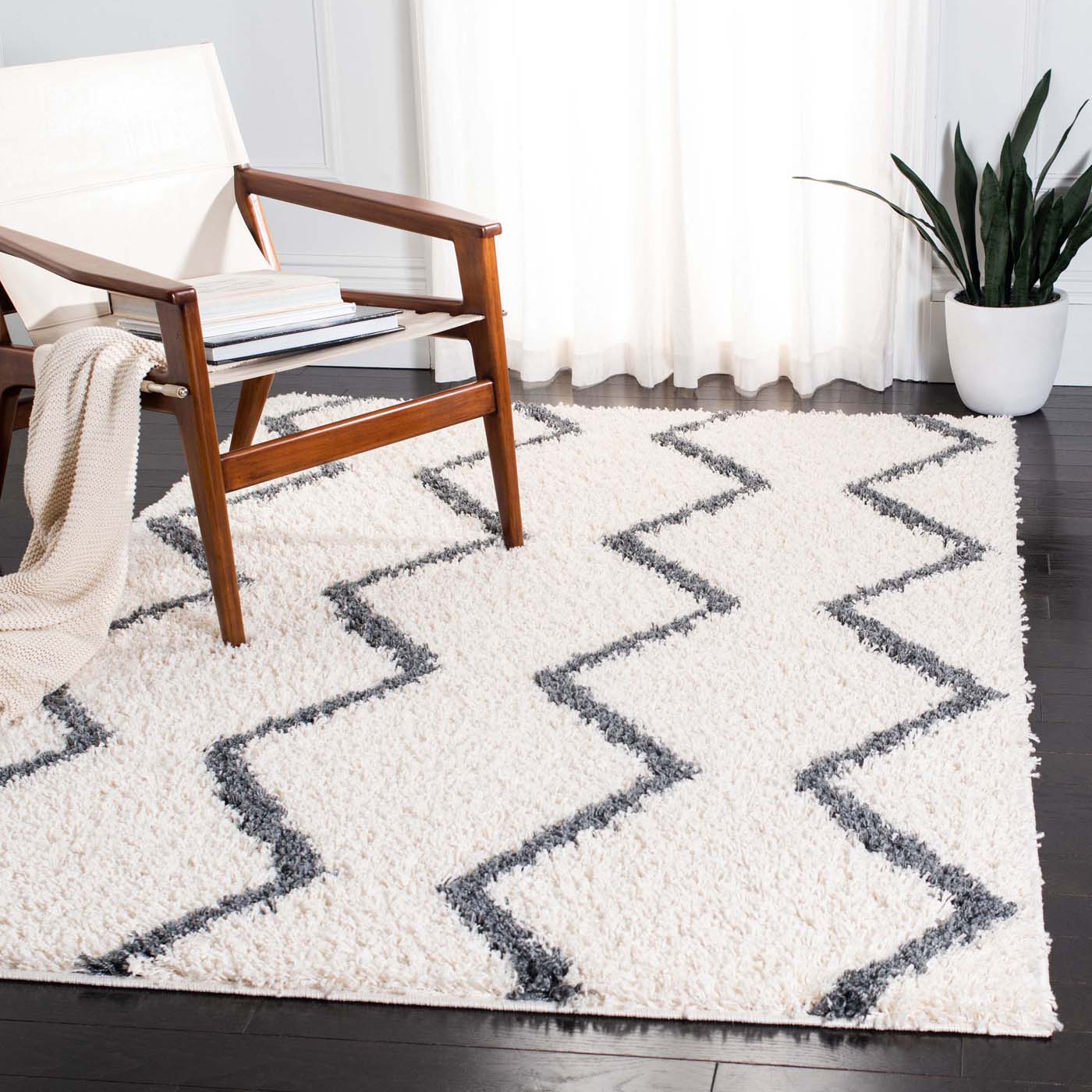 Safavieh Venus Shag 680 Rug, VNS680 - Ivory / Dark Grey