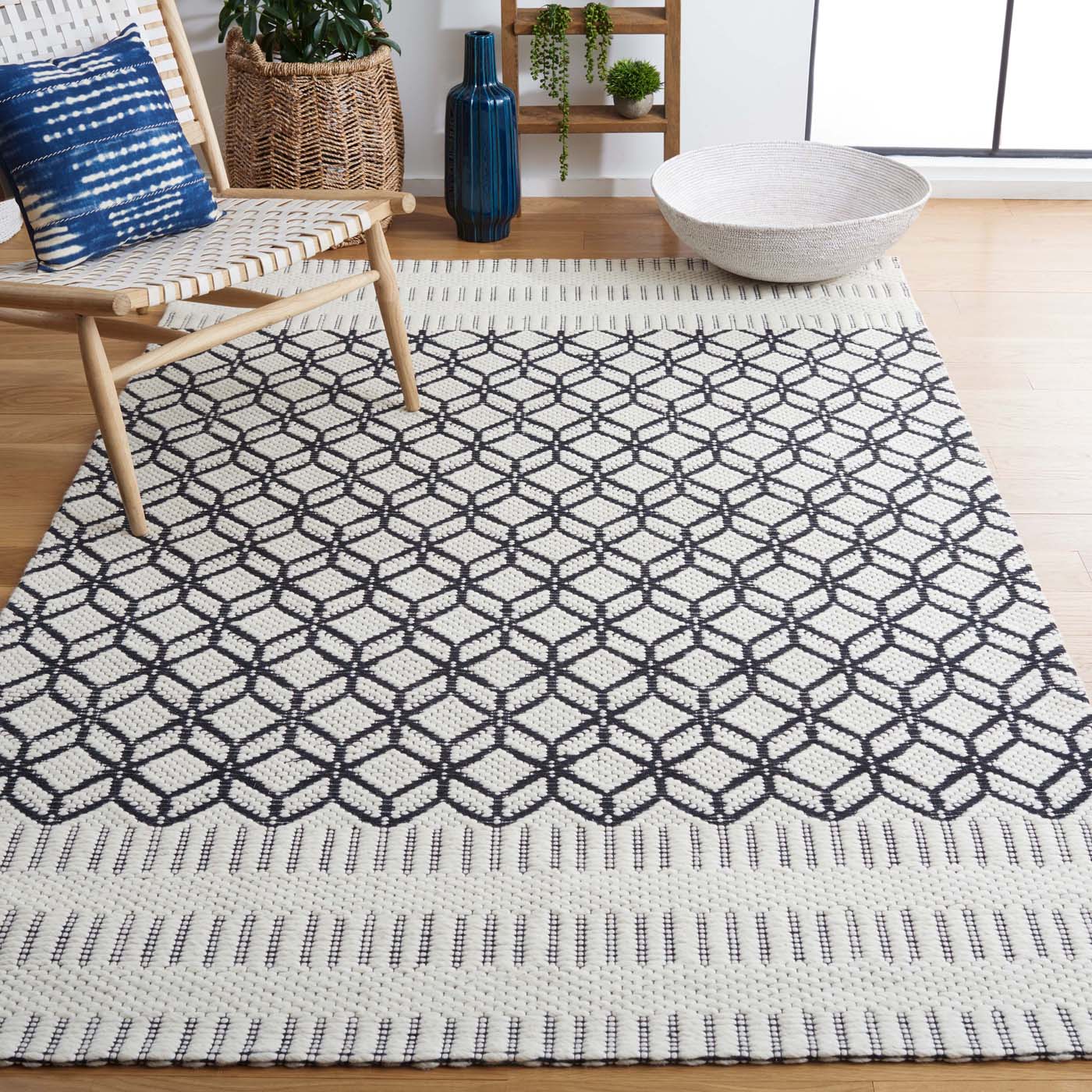 Safavieh Vermont 150 Rug, VRM150 - Ivory / Black
