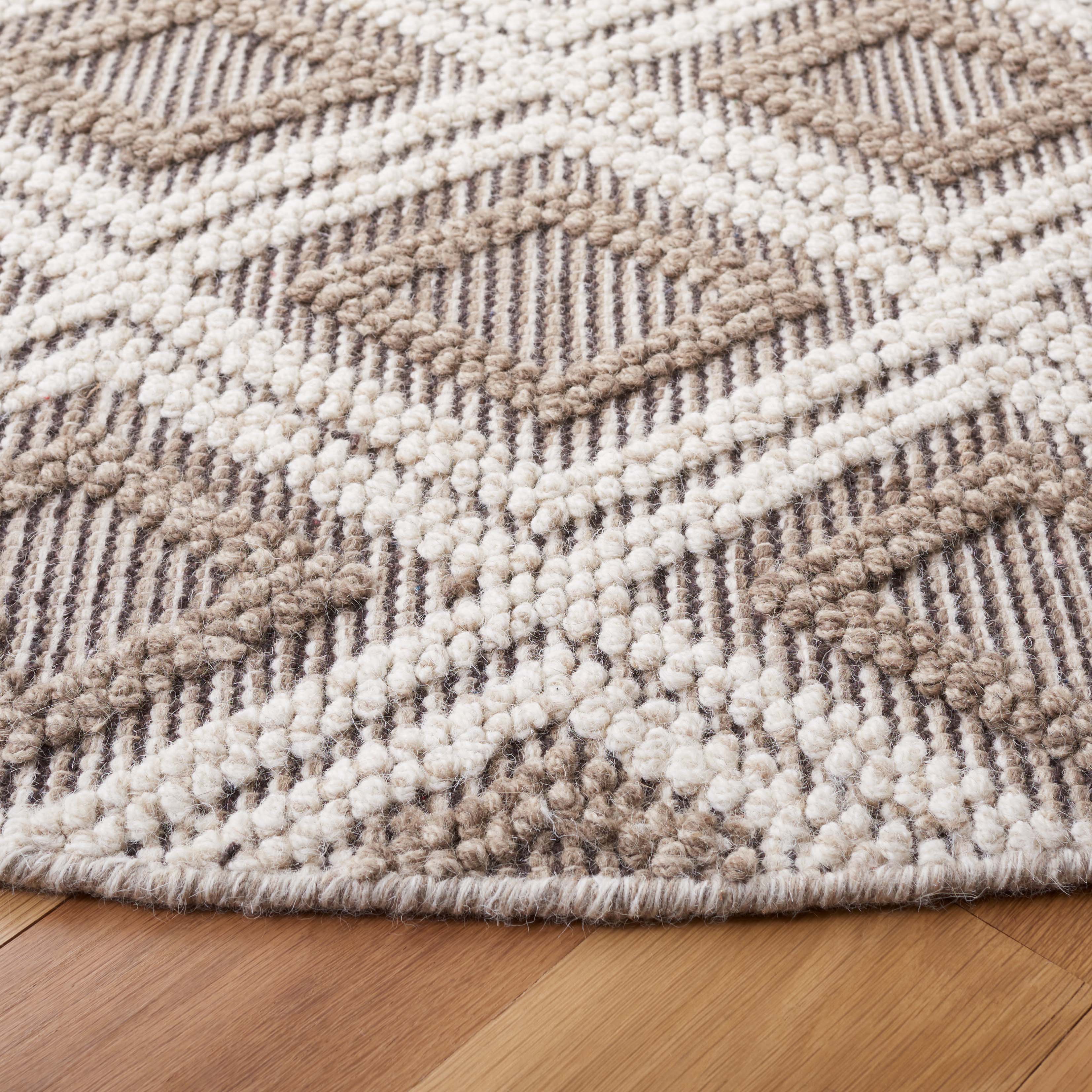 Safavieh Vermont 212 Rug, VRM212 - Beige / Ivory