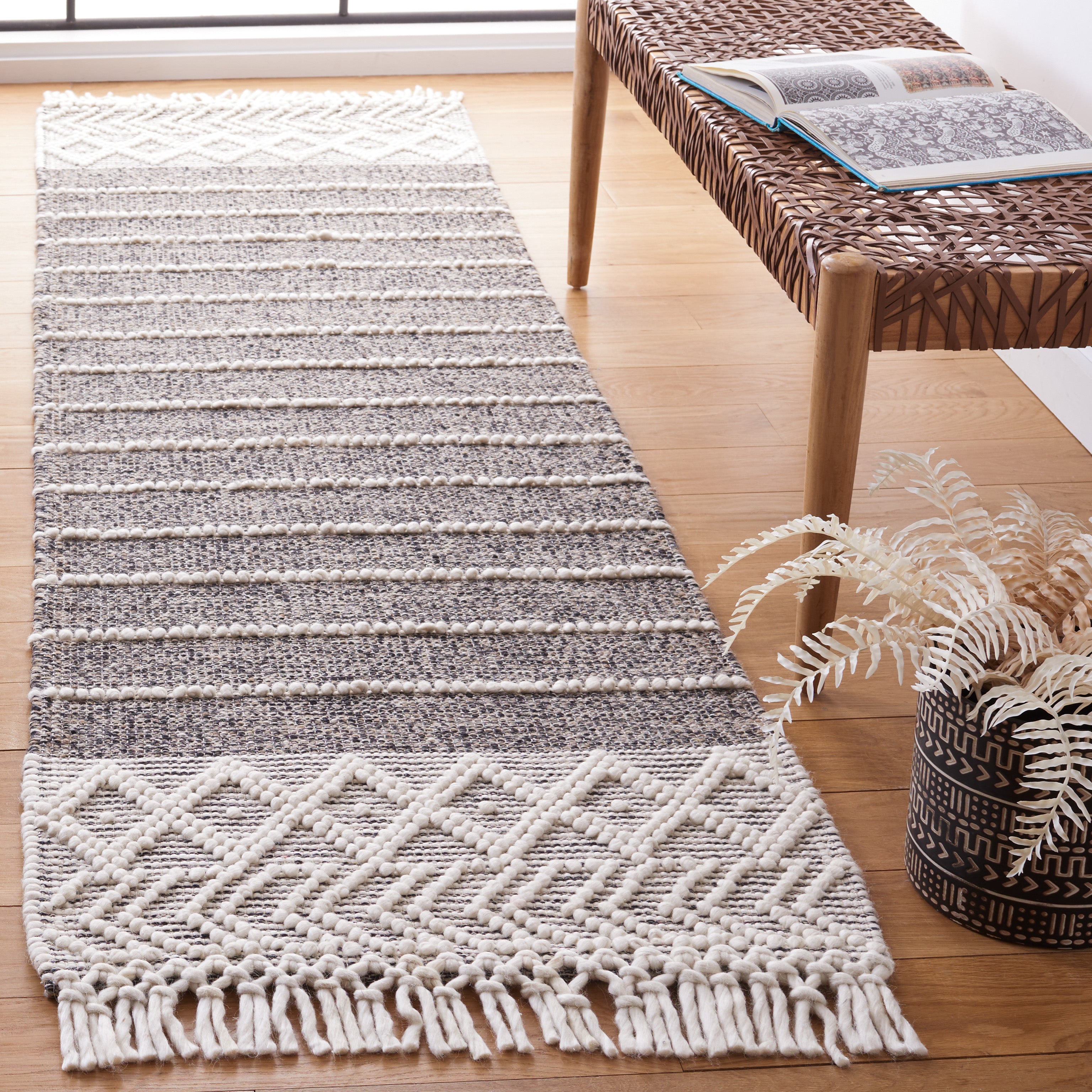 Safavieh Vermont 254 Rug, VRM254 - Black / Ivory