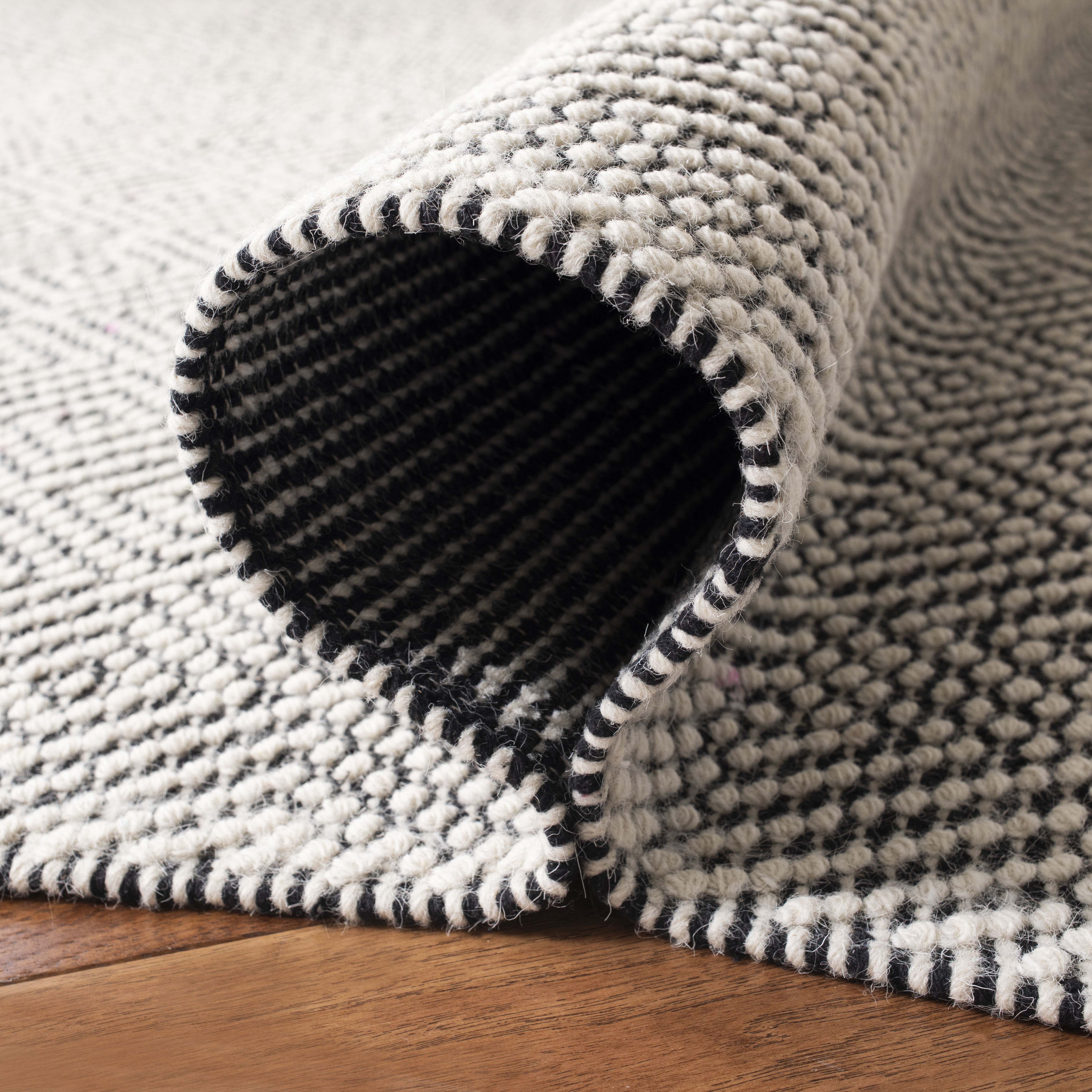 Safavieh Vermont 305 Rug, VRM305 - Ivory / Black