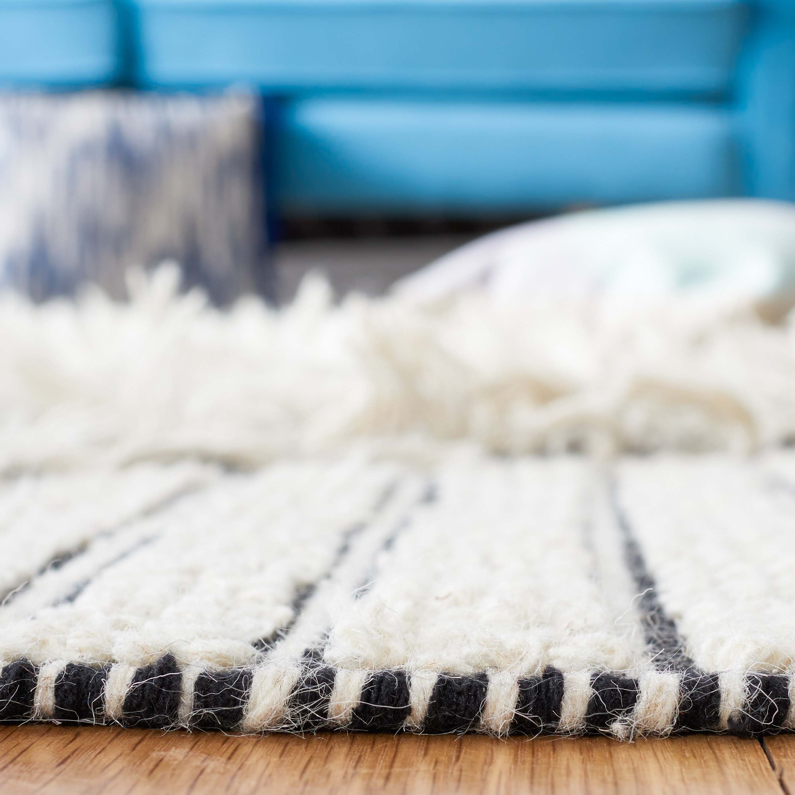 Safavieh Vermont 502 Rug, VRM502 - Ivory / Black